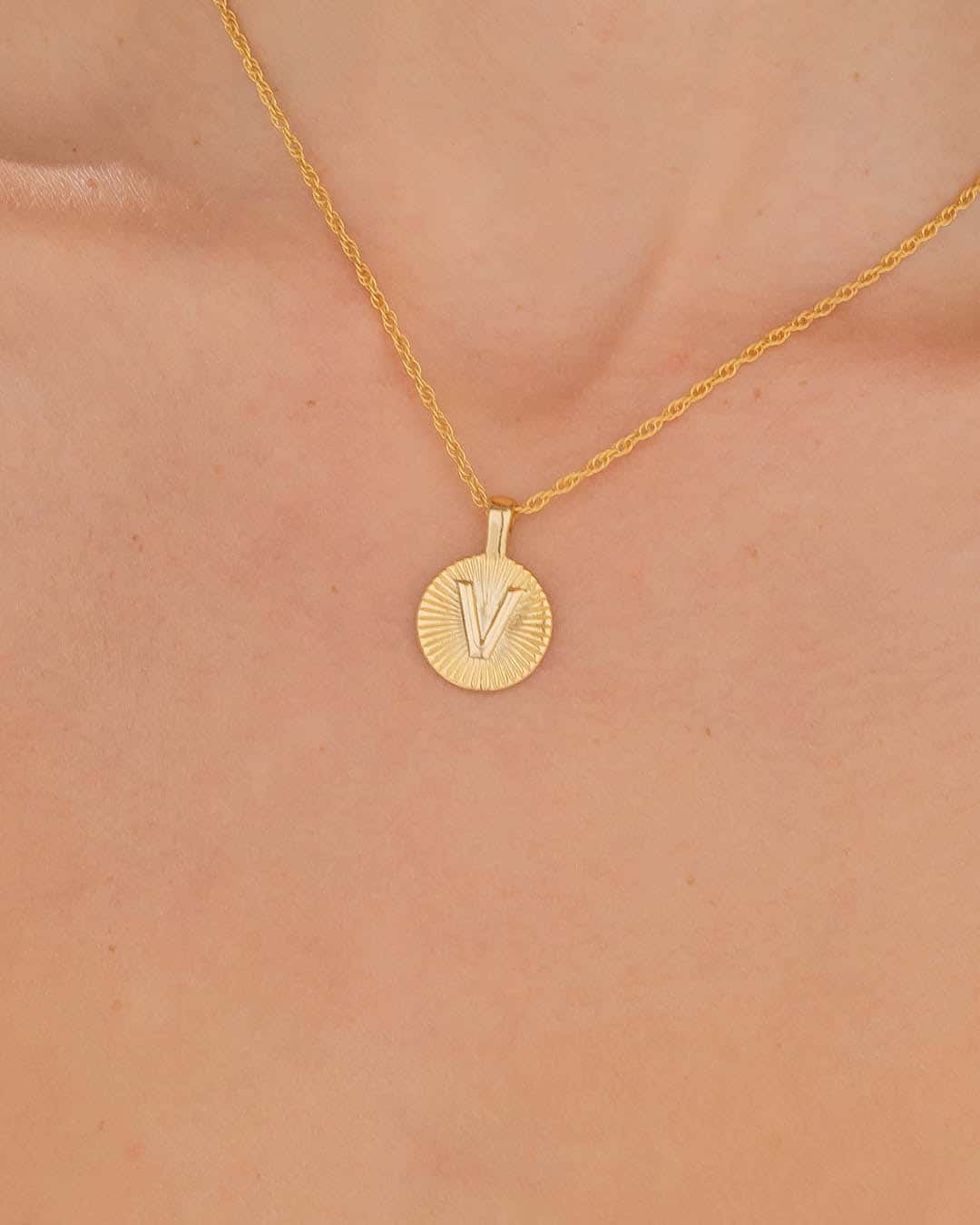 Collar Letra V