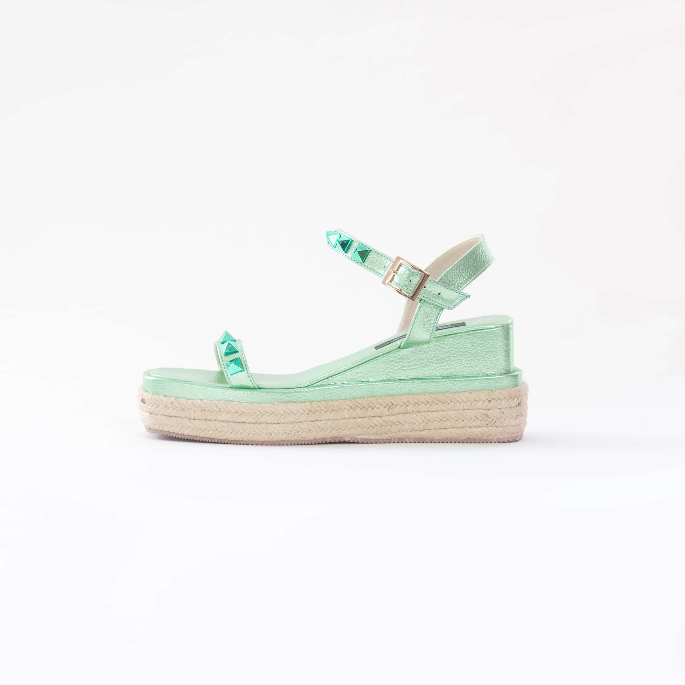 Sandalia Valeria | Con tacon bajo combinado con fibra natural y cuero en color verde con detalles de tachas en la parte superior