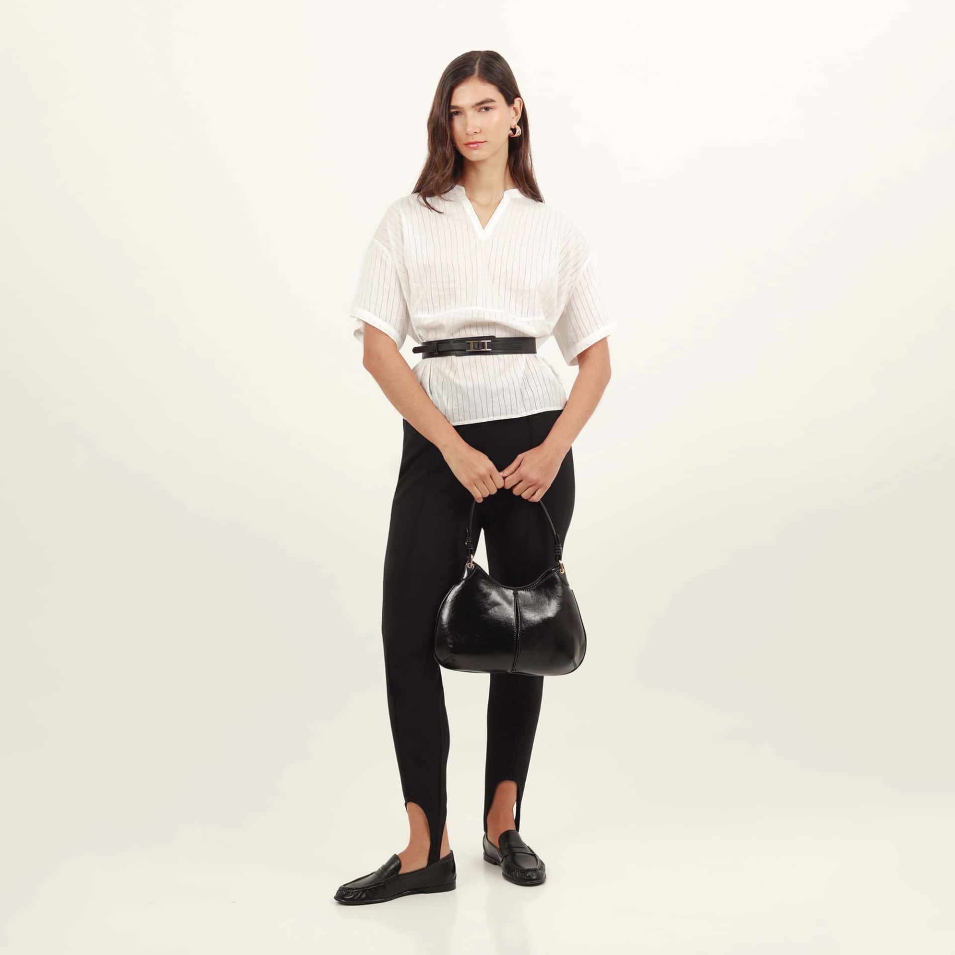 Pantalón con estribo tiro medio bota skinny