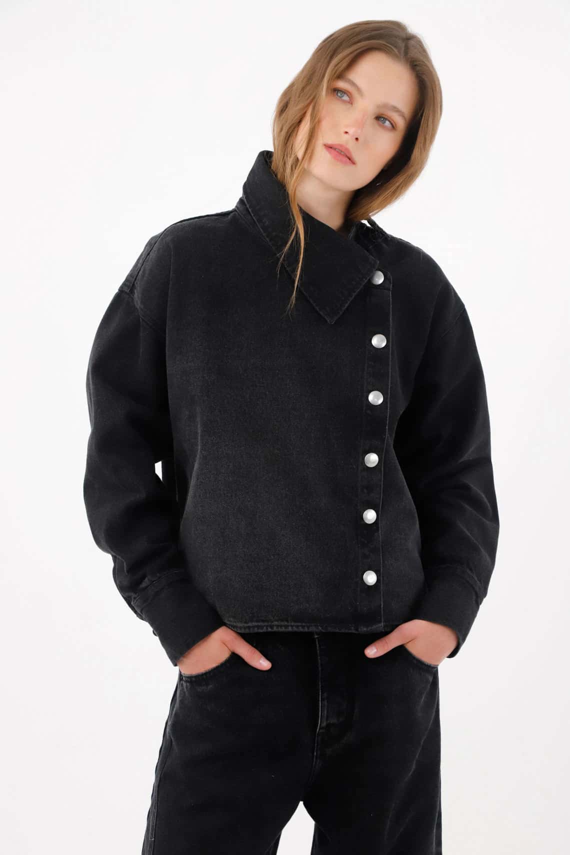 Chaqueta boxy con cierre asimétrico de botones metálicos en algodón negro para mujer