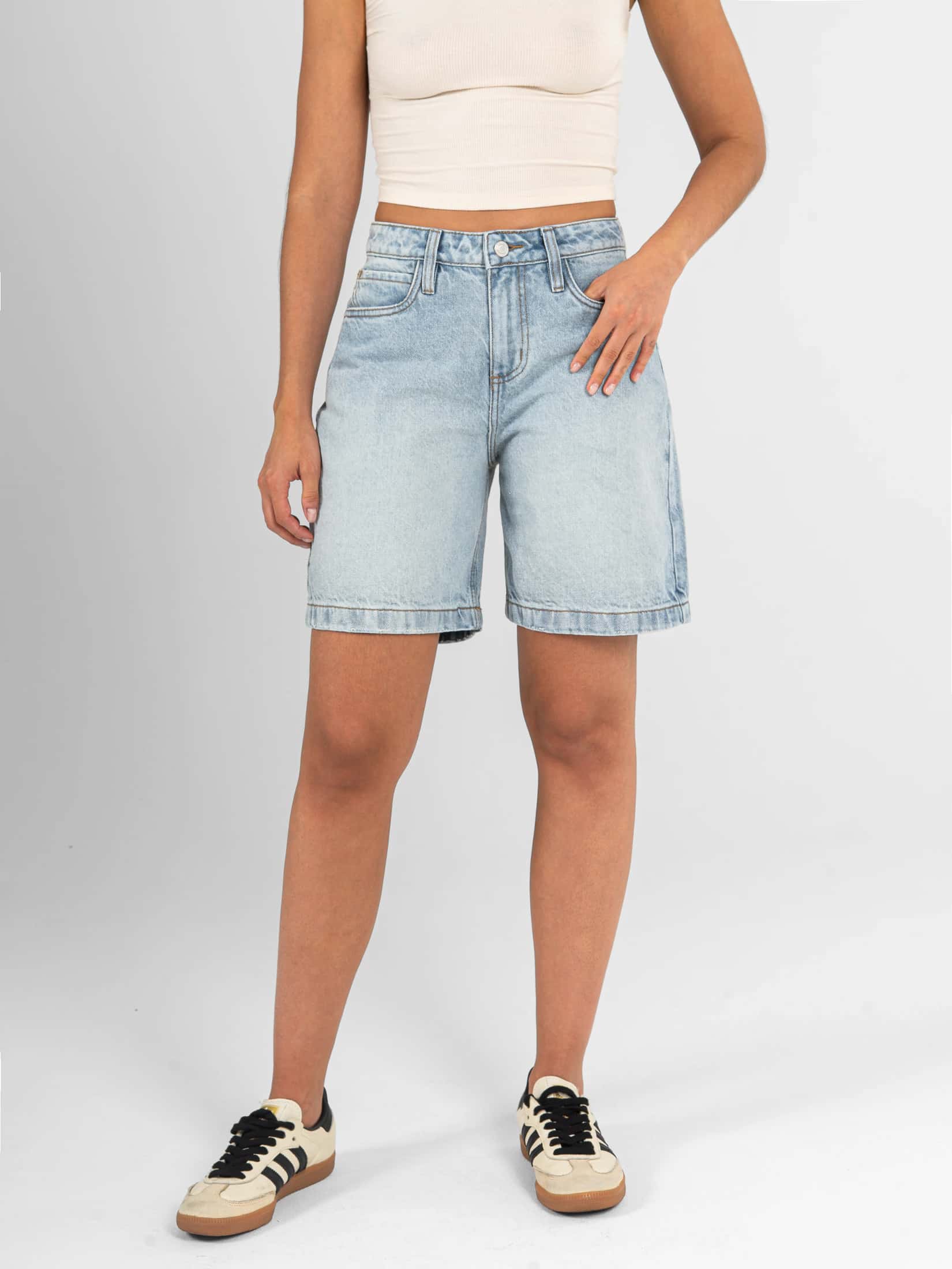 Ref: 066648 Short en denim rígido, tiro medio, tono azul medio