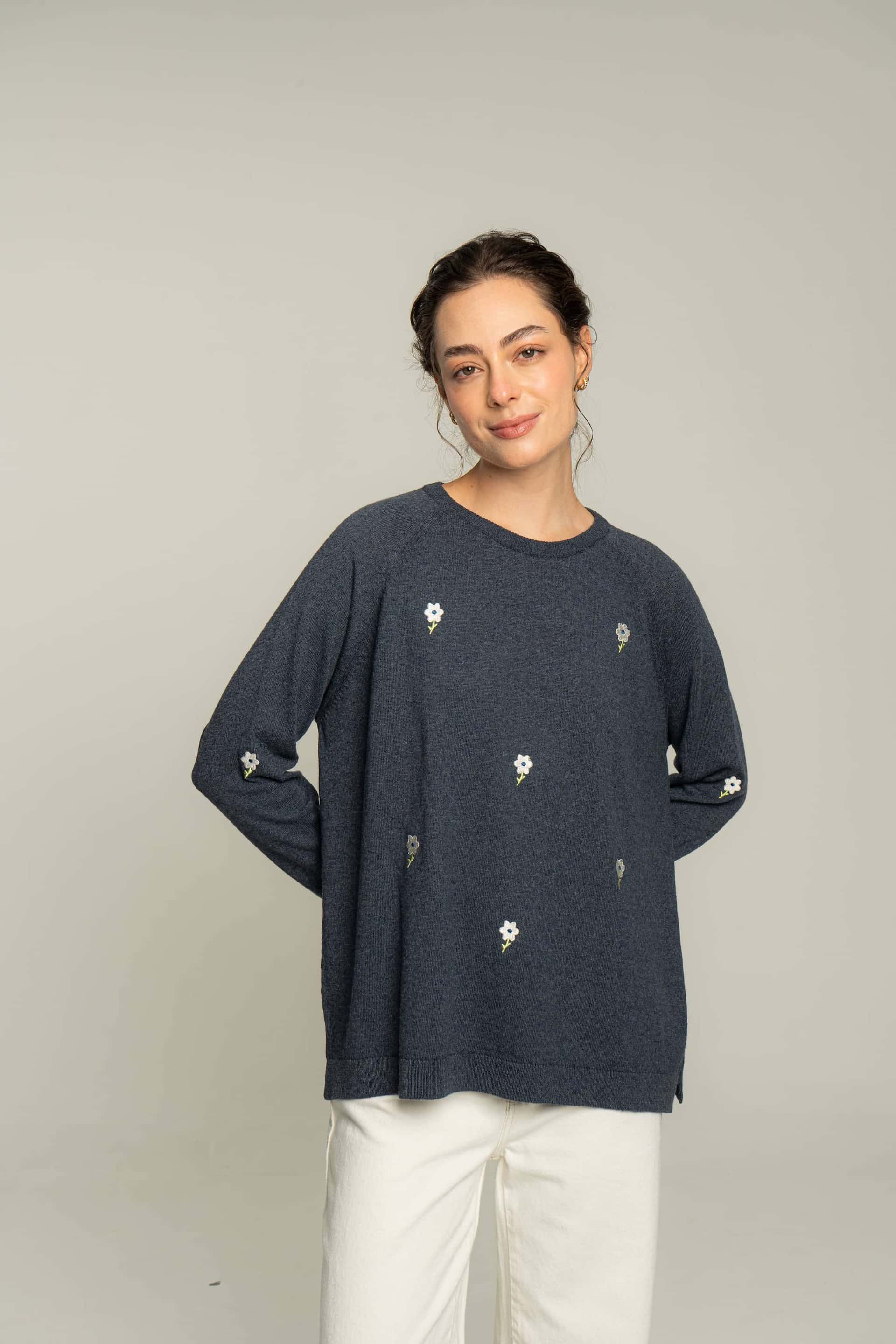 Sweater flores bordadas - azul petróleo