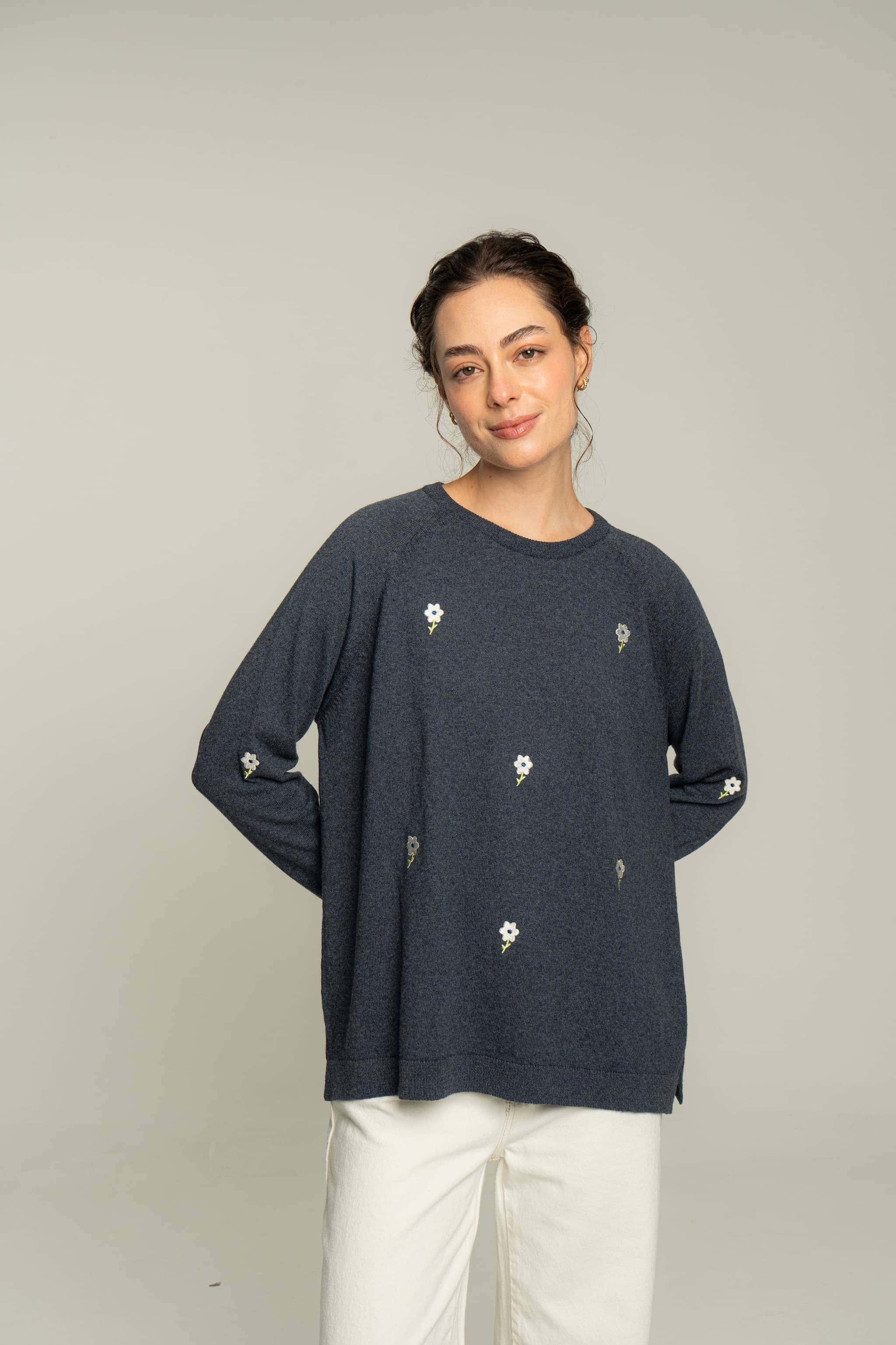 Sweater flores bordadas - azul petróleo