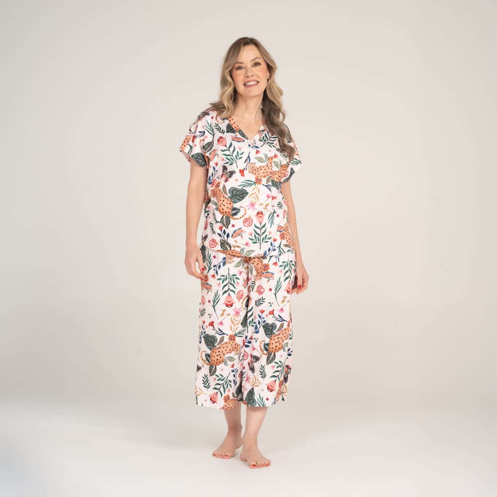 Conjunto de Pijama Pantalón Capri con Estampado Selvática.
