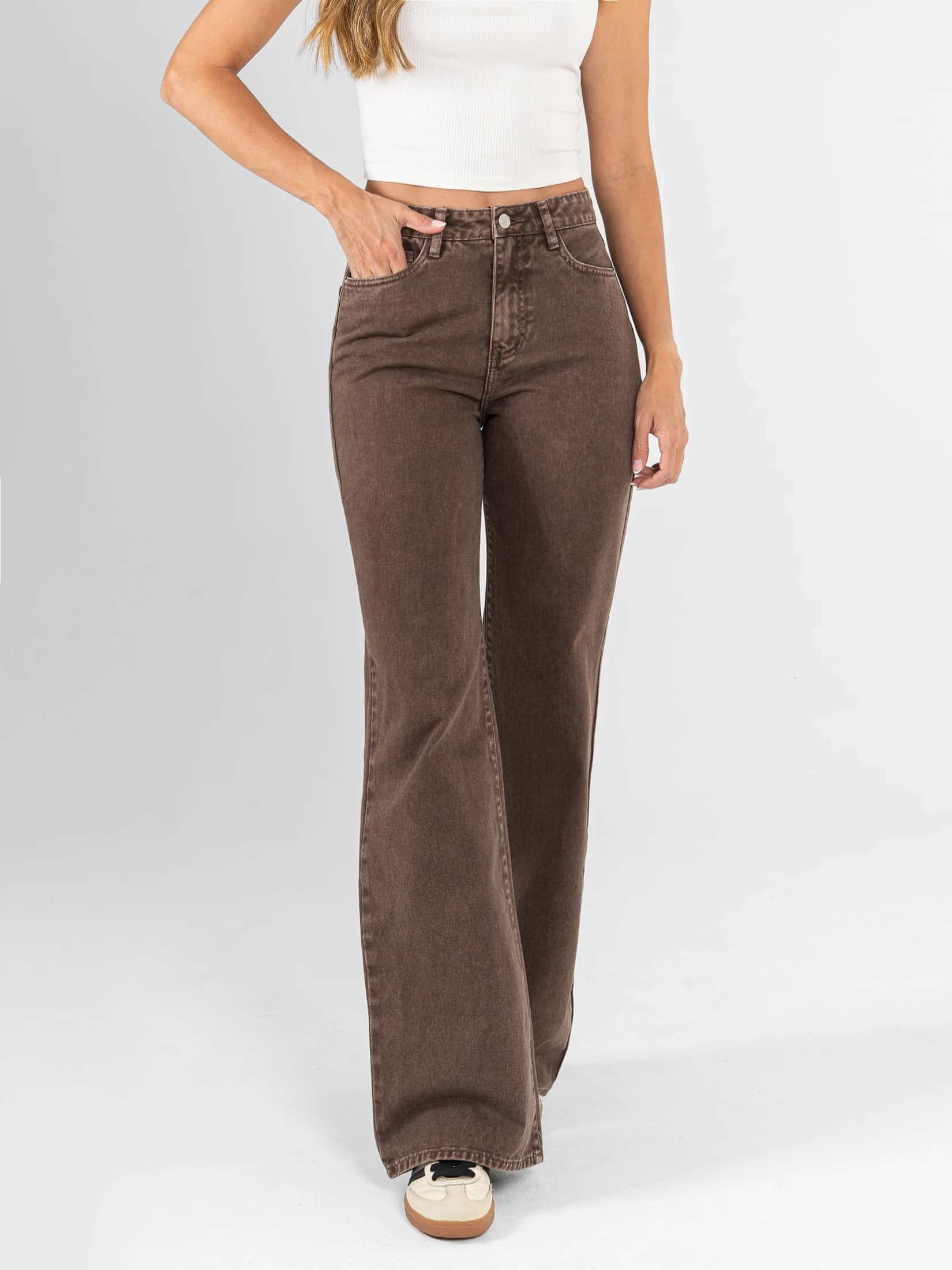 Ref: 0620543 Pantalón mom flare, rígido, tiro alto, tono cafe