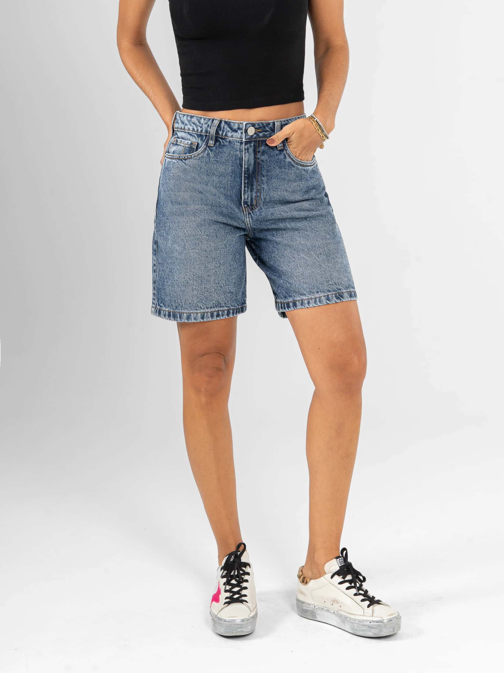 Ref: 066453 Bermuda en denim, rígido, tiro alto, tono azul oscuro.