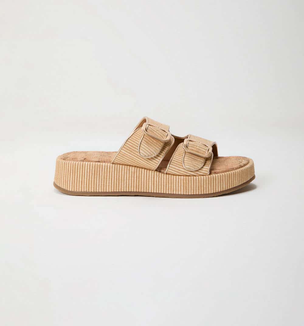 Sandalia plana con hebillas