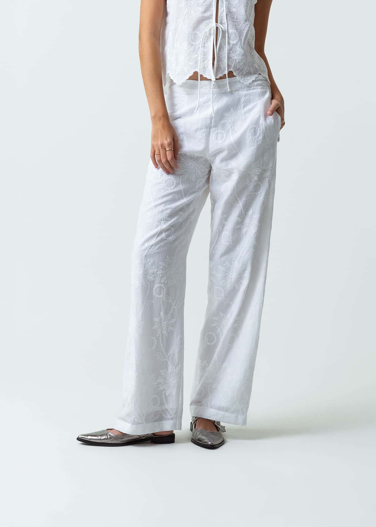 Pantalón con detalles bordados