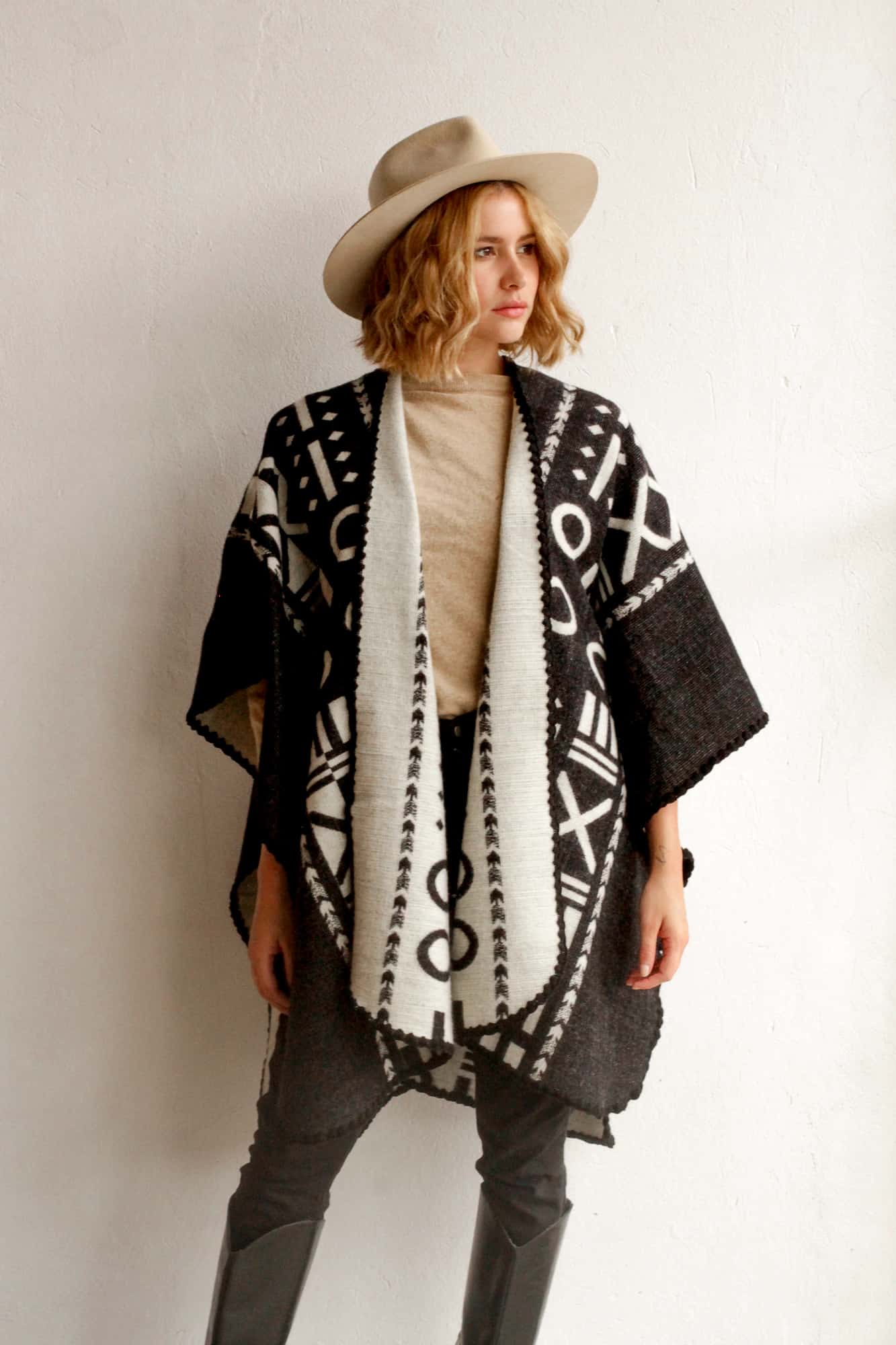 Poncho XO - Negro y blanco. - miniatura 2