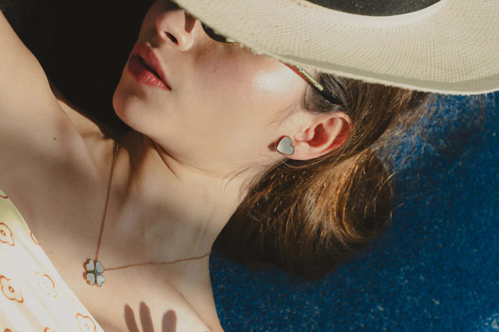 ARETES MOTHER OF PEARL