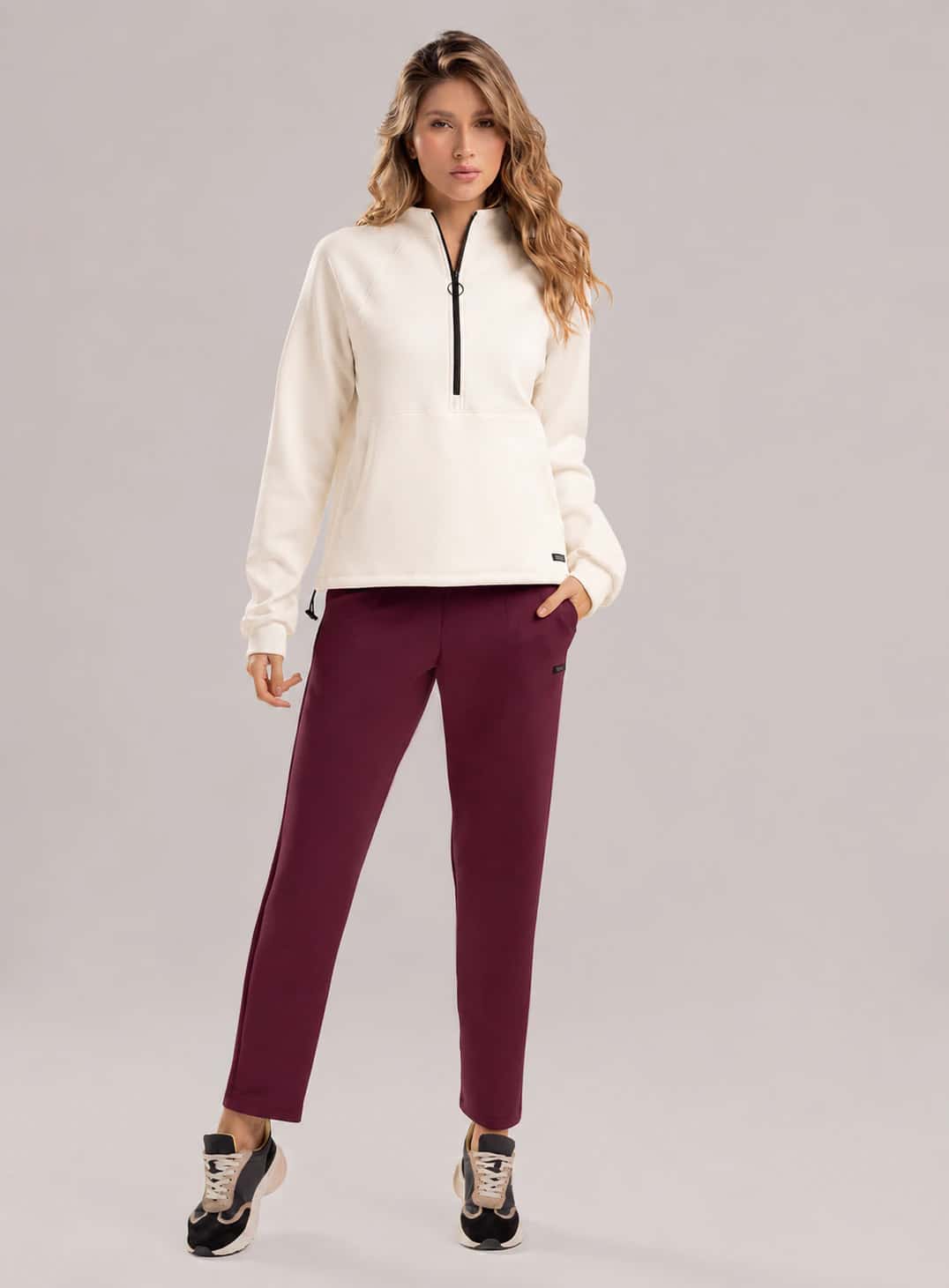 PANTALÓN CASUAL TIPO JOGGER CON PRETINA EN PRENSES