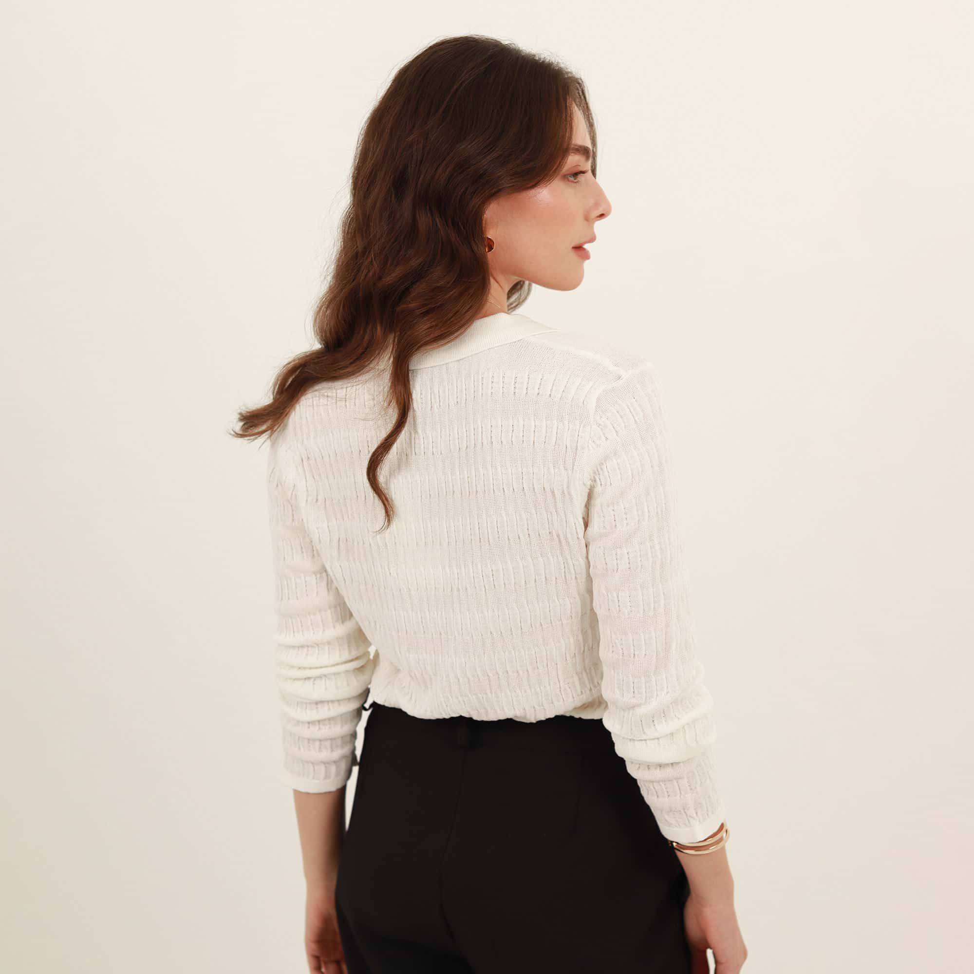 Sweater cárdigan corto cuello camisero con textura