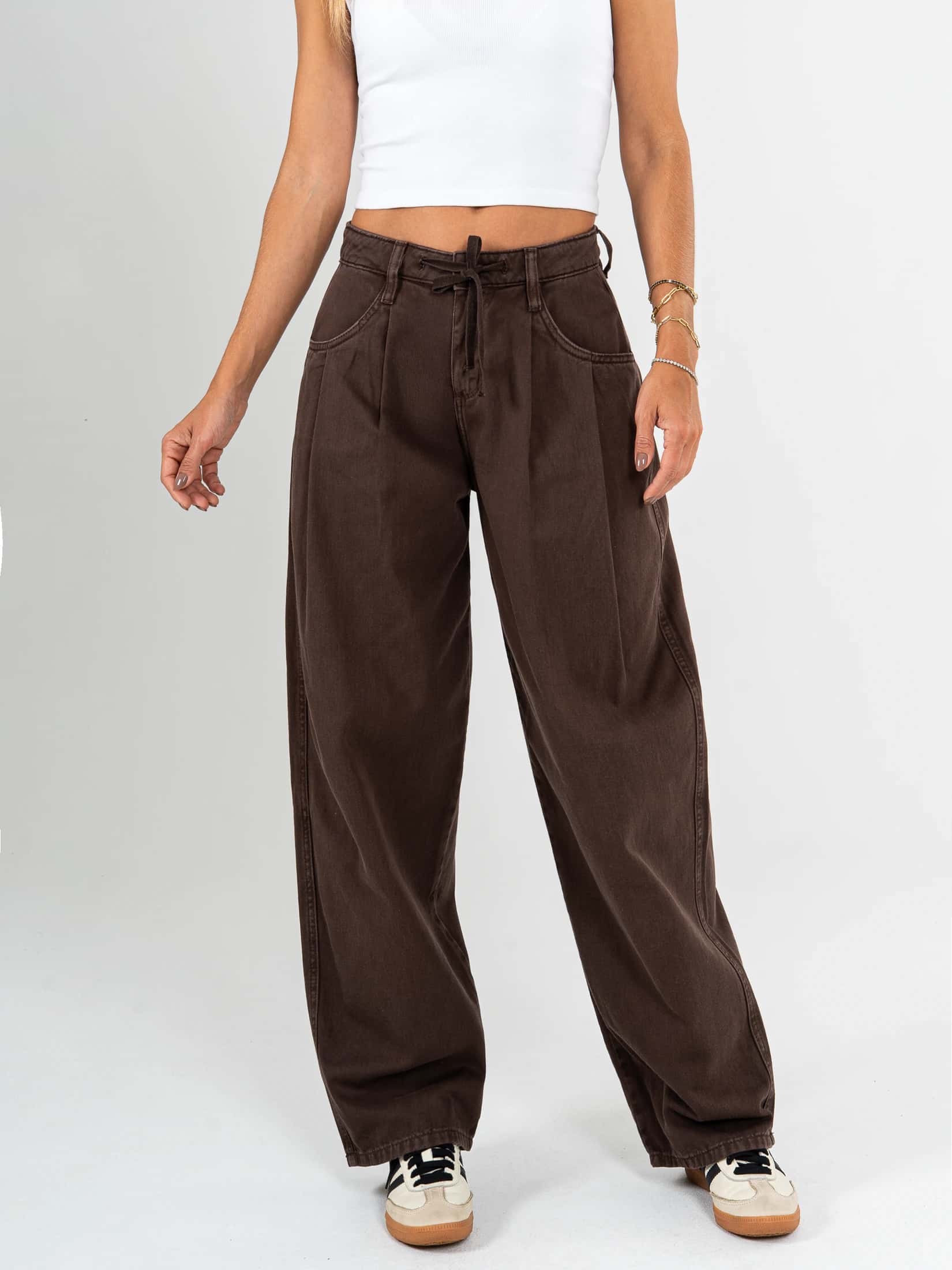 Ref: 069653 Pantalón wide leg, rígido, tiro medio, diseño cinco bolsillos, tono cafe.