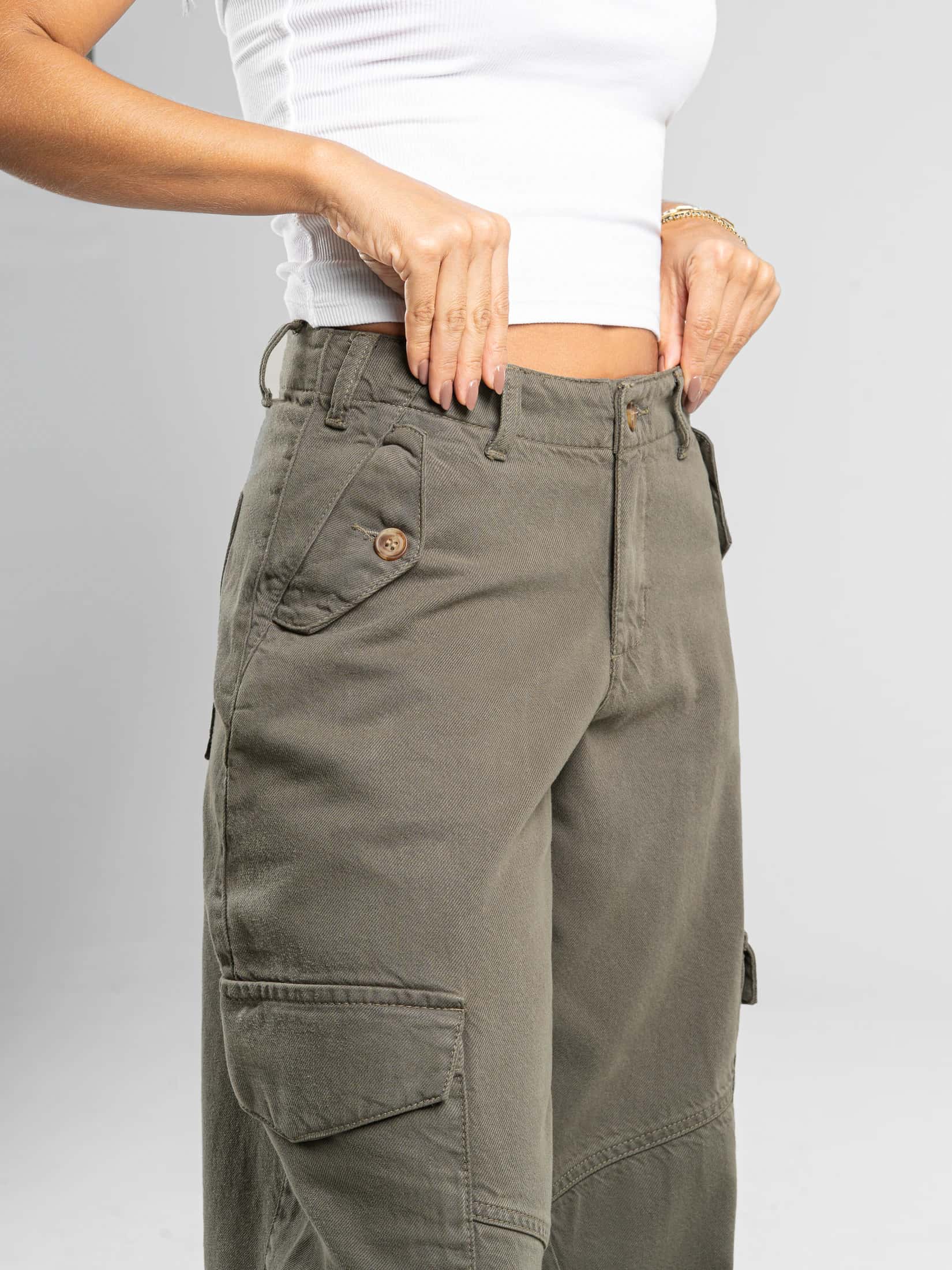 Ref: 0620471 Pantalón Cargo, rígido, tiro alto, bolsillos laterales, tono verde - miniatura 3