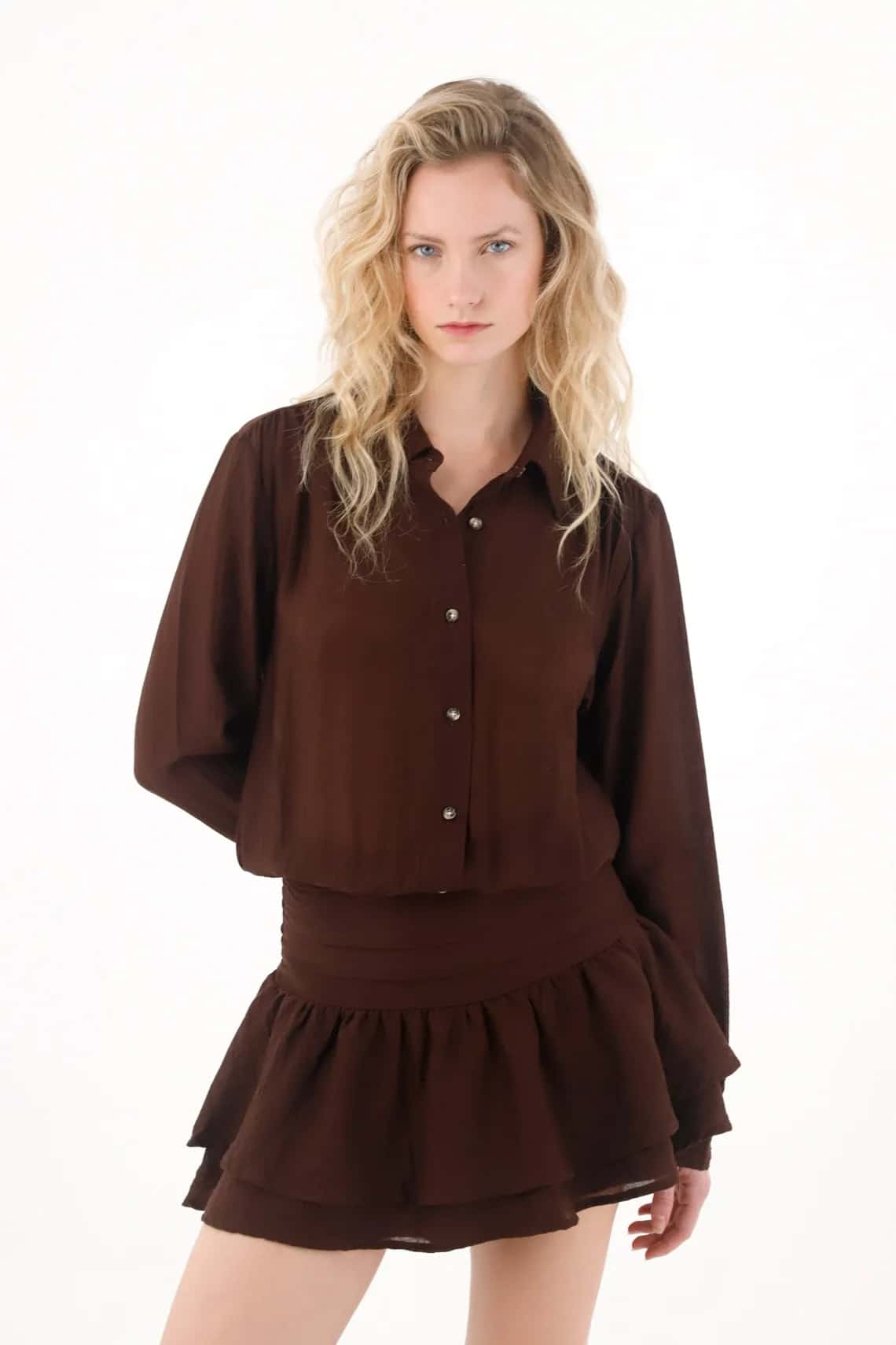 Vestido corto de manga larga café para mujer