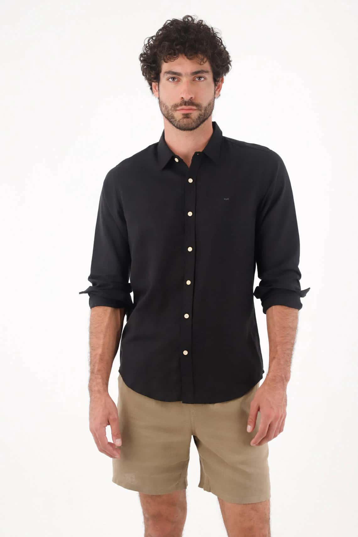 Camisa para hombre lino negro corte regular con botones claros