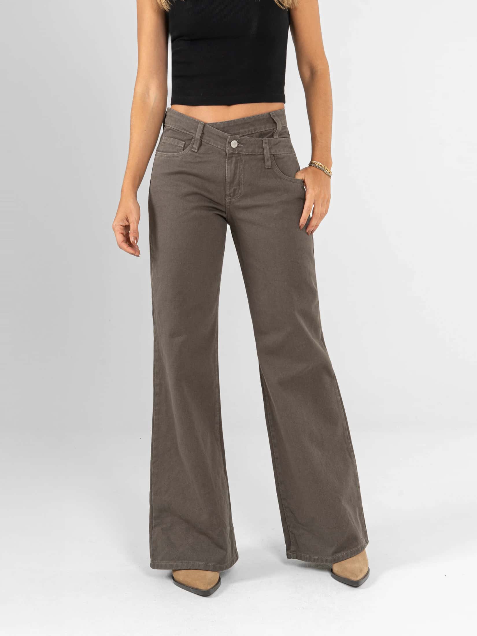 Ref: 0620261 Pantalón mom flare, rígido, detalle en pretina, tiro alto, tono verde