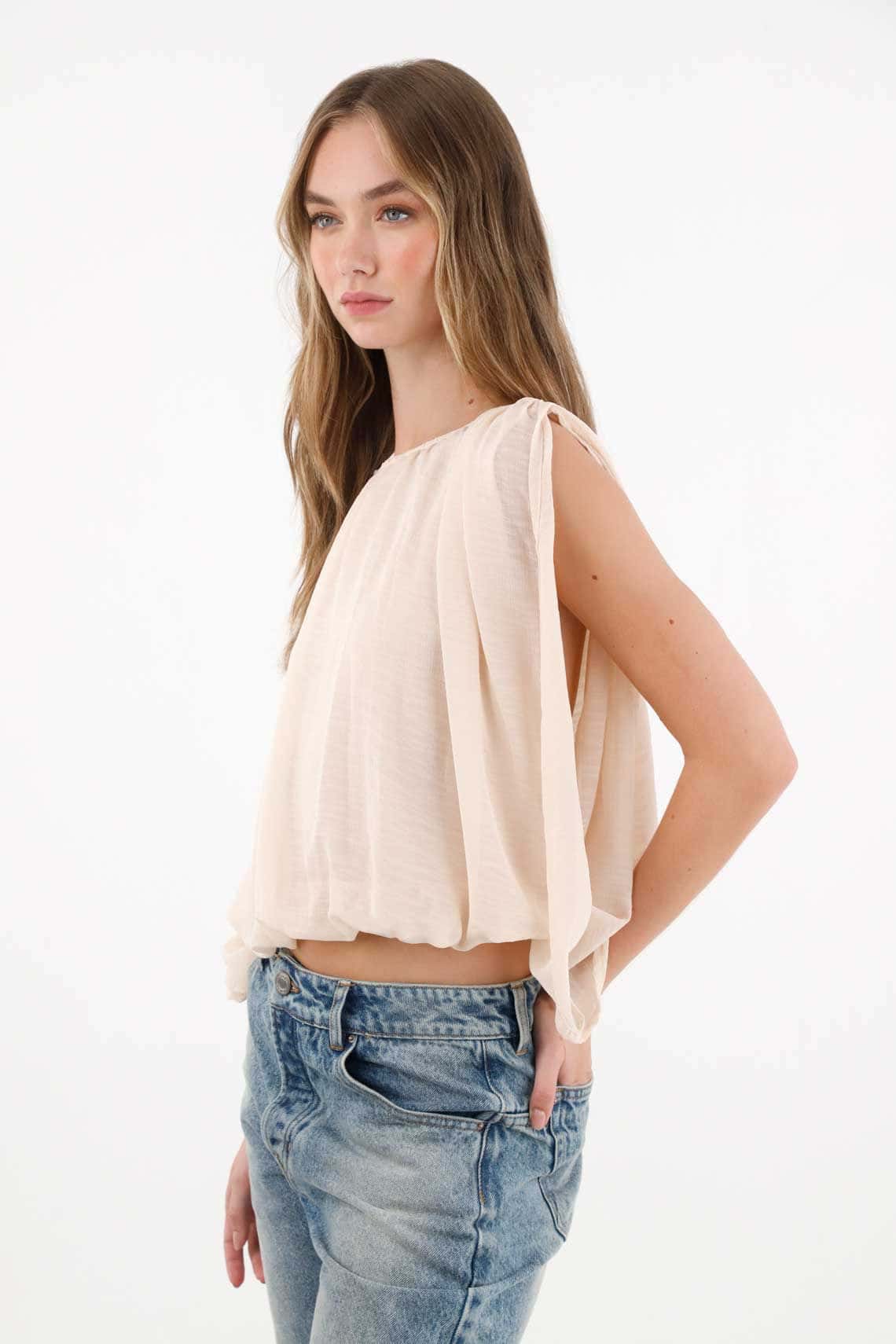 Camisa en tela liviana y vaporosa crudo con diseño limpio para mujer