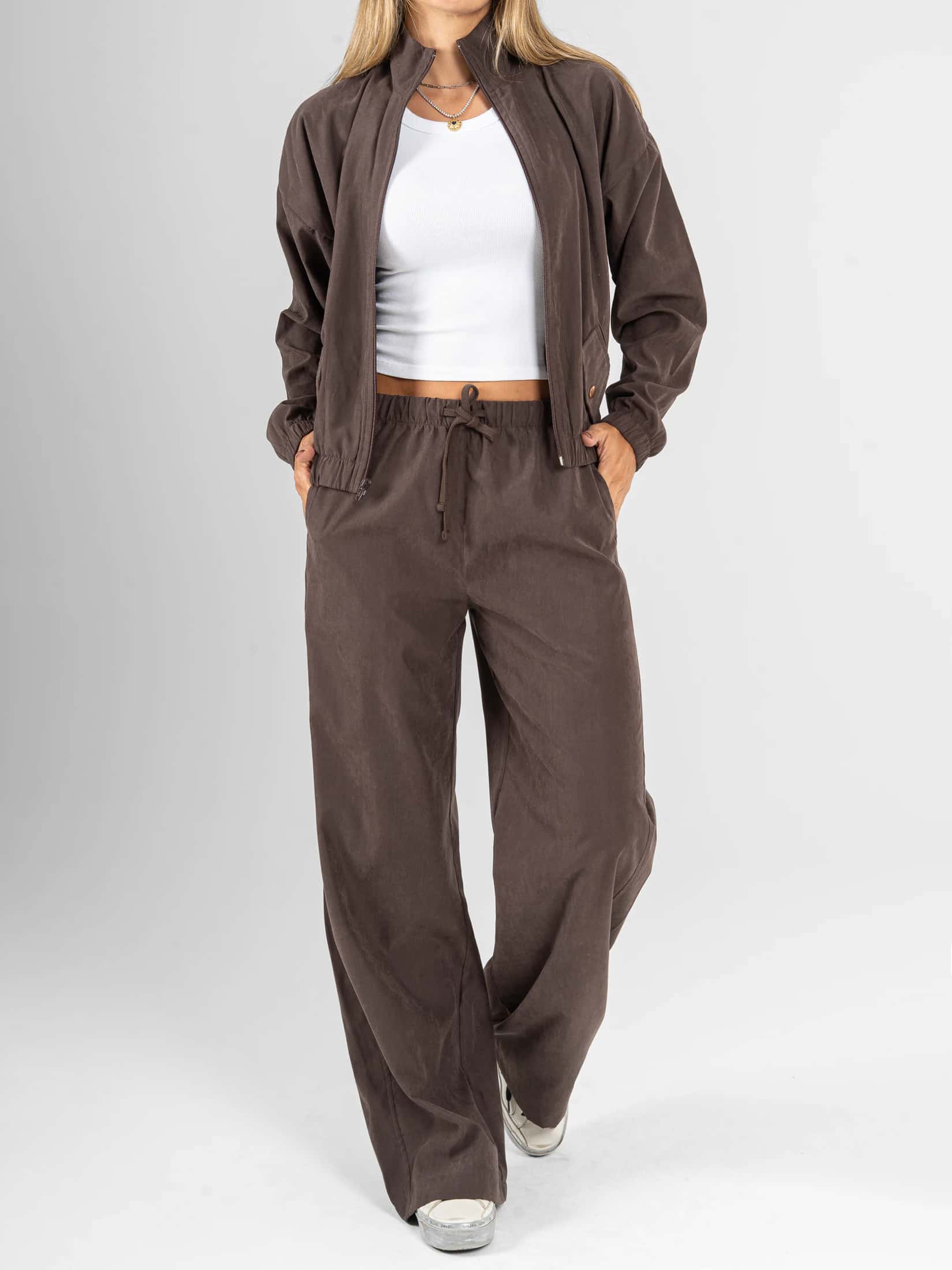 Ref: 0610693 Pantalón wide leg tejido plano liviano, tiro alto, pretina resortada, tono cafe