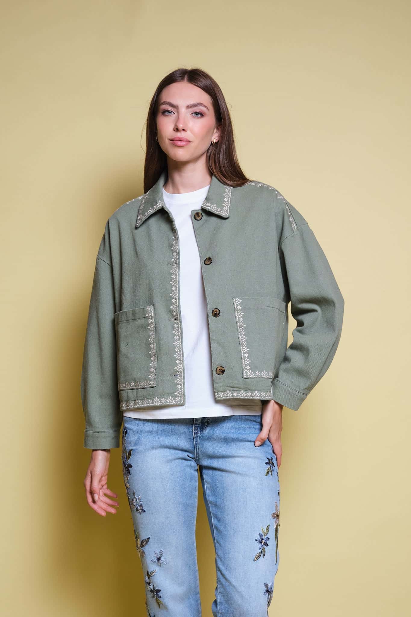 CHAQUETA VERDE BORDADO FLORAL BEIGE