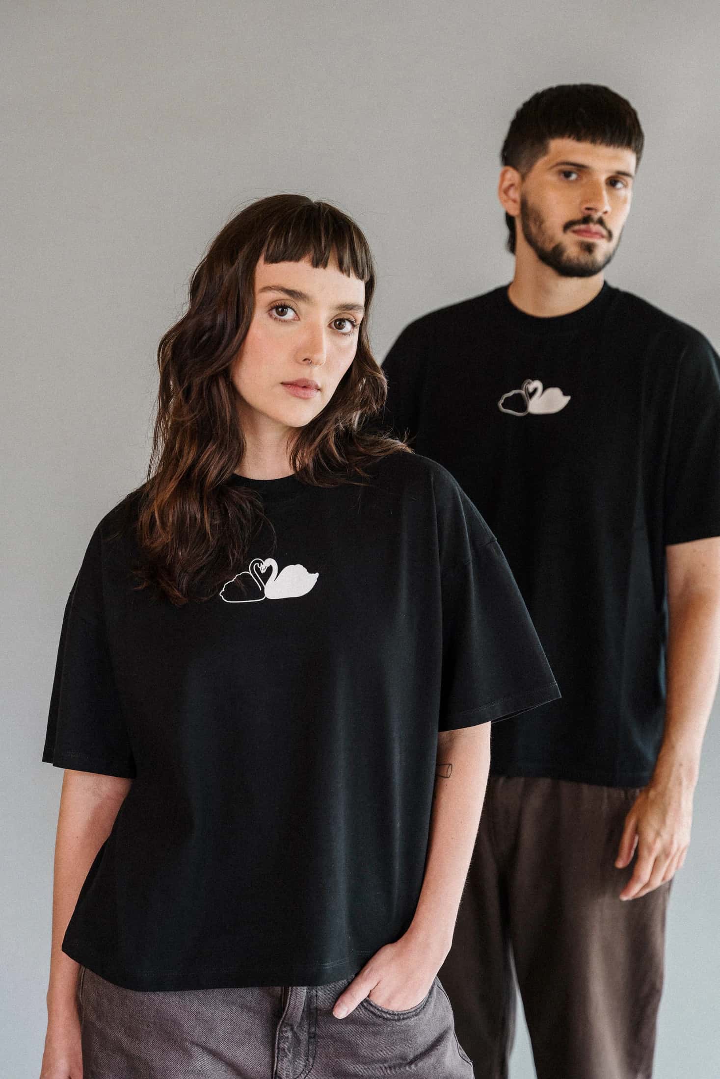 Camiseta unisex CISNES ENAMORADOS - miniatura 1