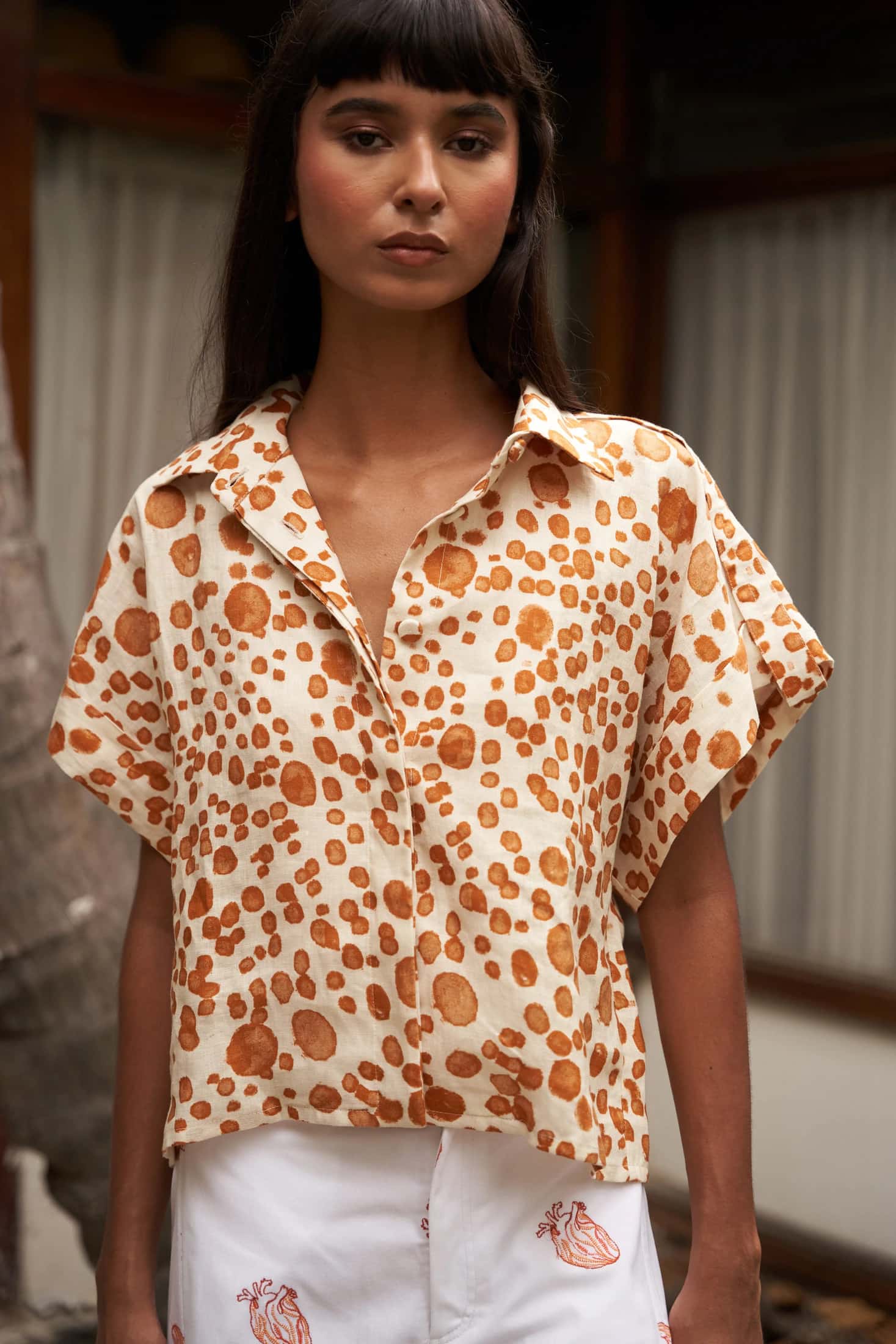 Camisa Creta puntos naranja