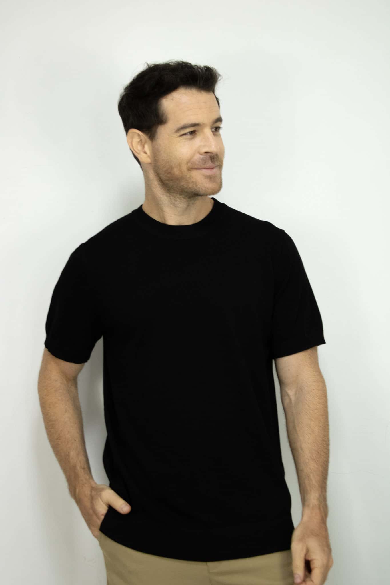 CAMISETA TEJIDA NEGRA PARA HOMBRE