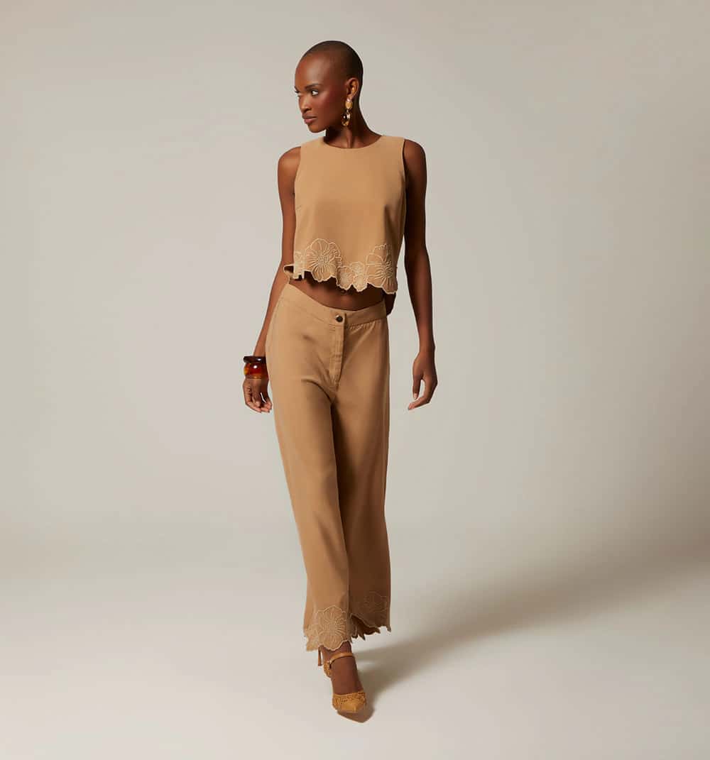 Pantalon capri con bordado