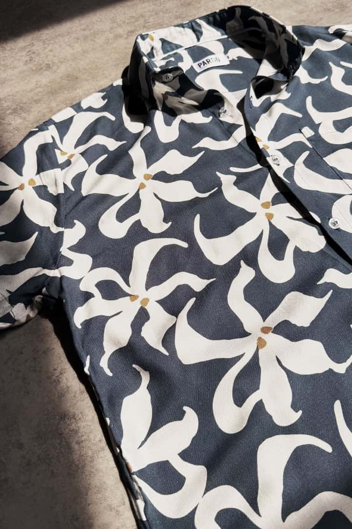 Camisa azul flores - miniatura 2