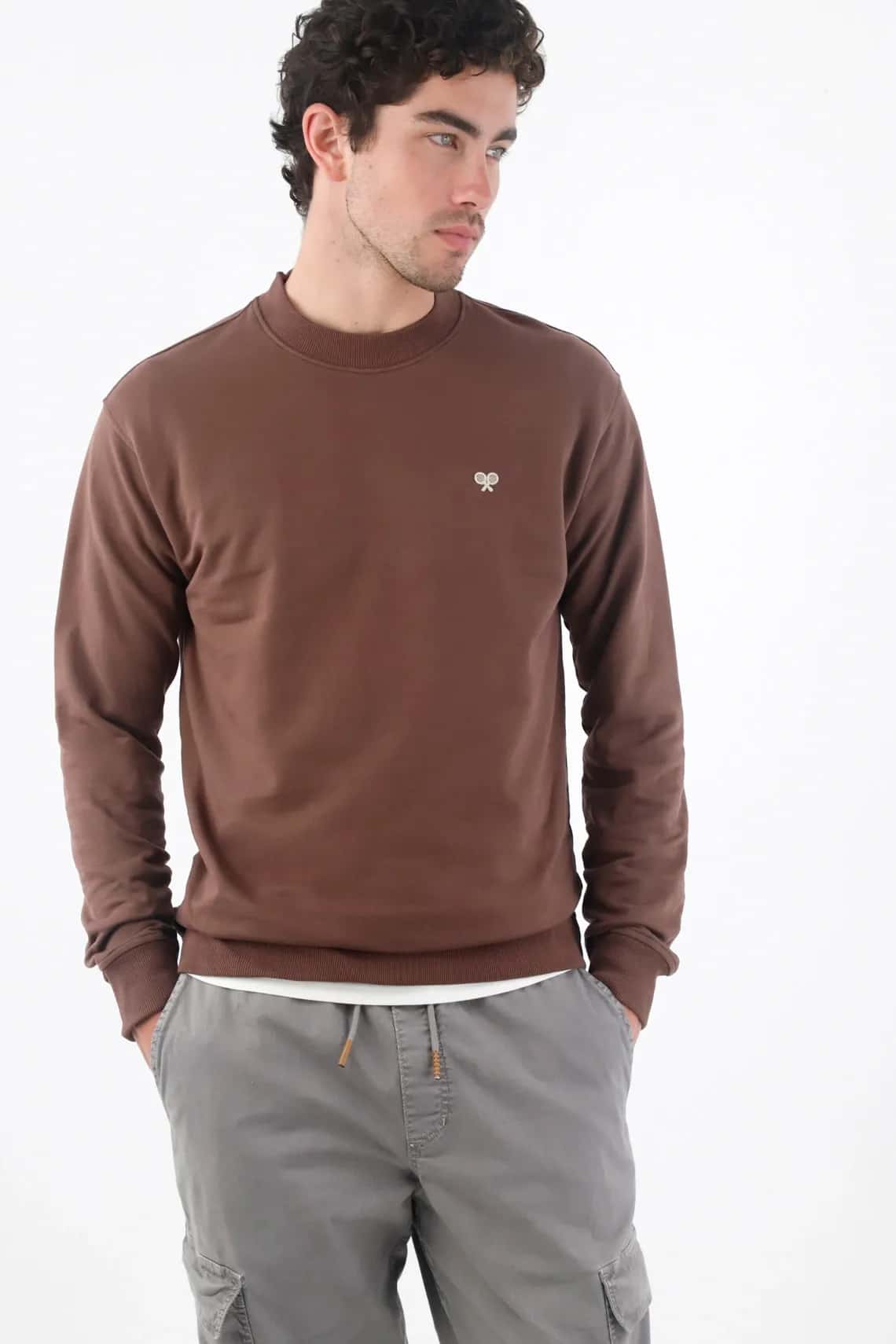 Buzo fit clásico con bordado minimal en algodón café para hombre