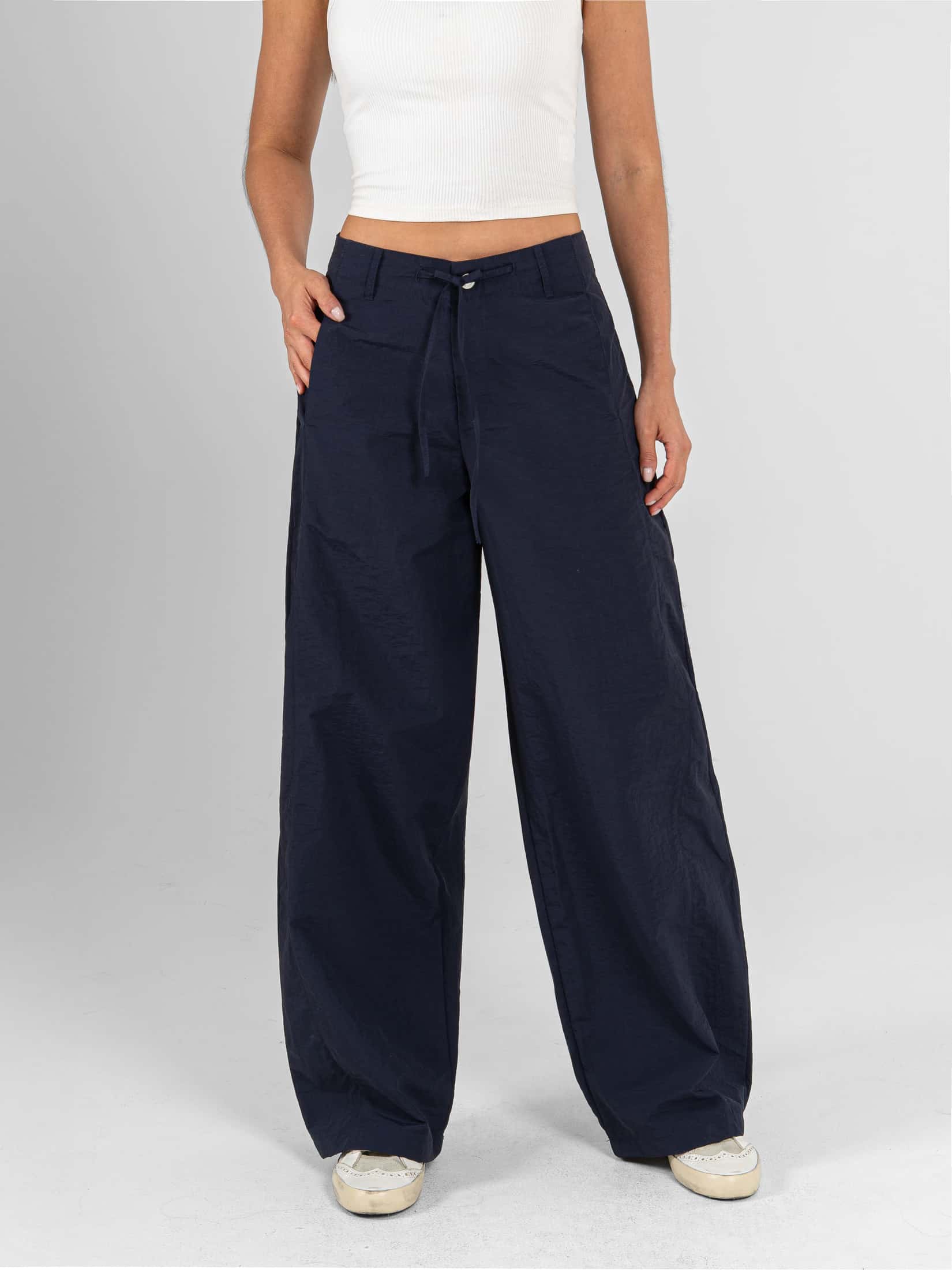 Ref: 0620570 Pantalón cargo liviano, tono azul oscuro, silueta amplia, tiro alto