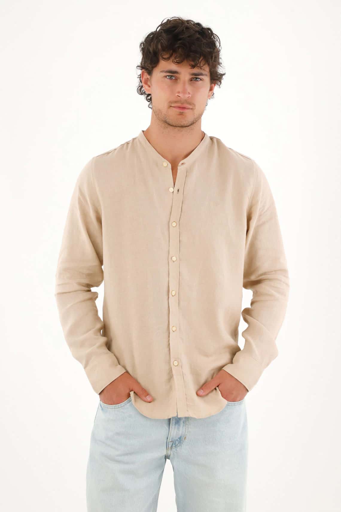 Camisa en 100% lino café con diseño limpio para hombre con acabado único