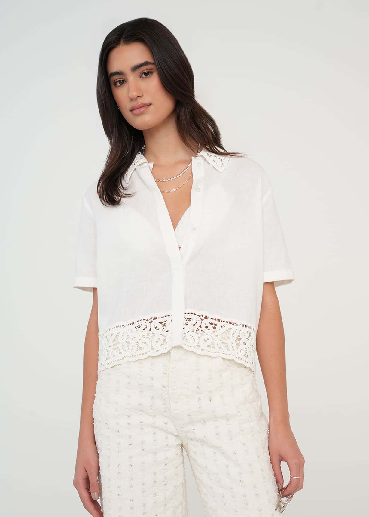 Camisa con tejido en ruedo