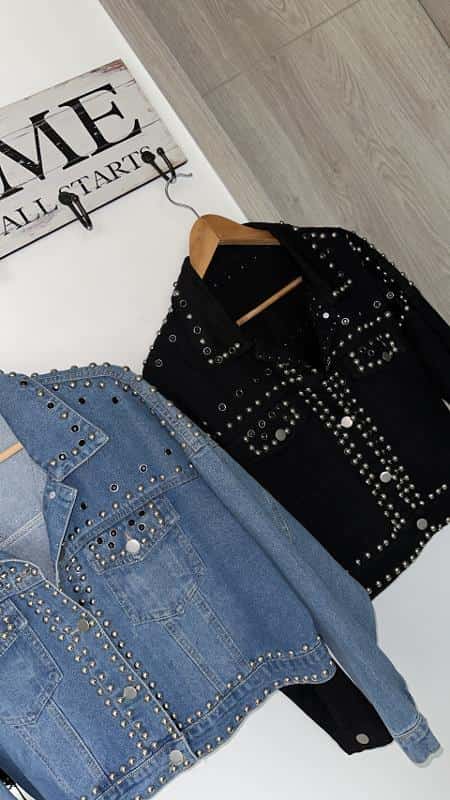 CHAQUETA JEANS TACHES NEGRA Y JEANS