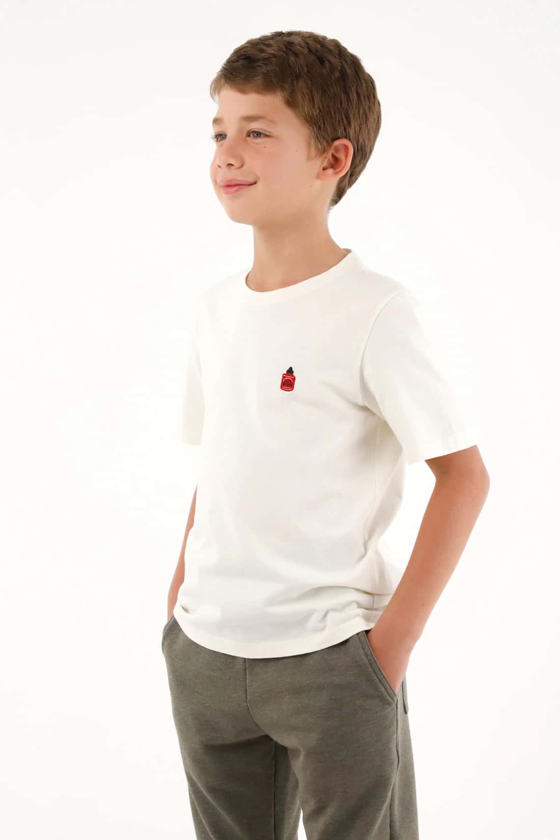 Camiseta con bordado localizado crudo para niño