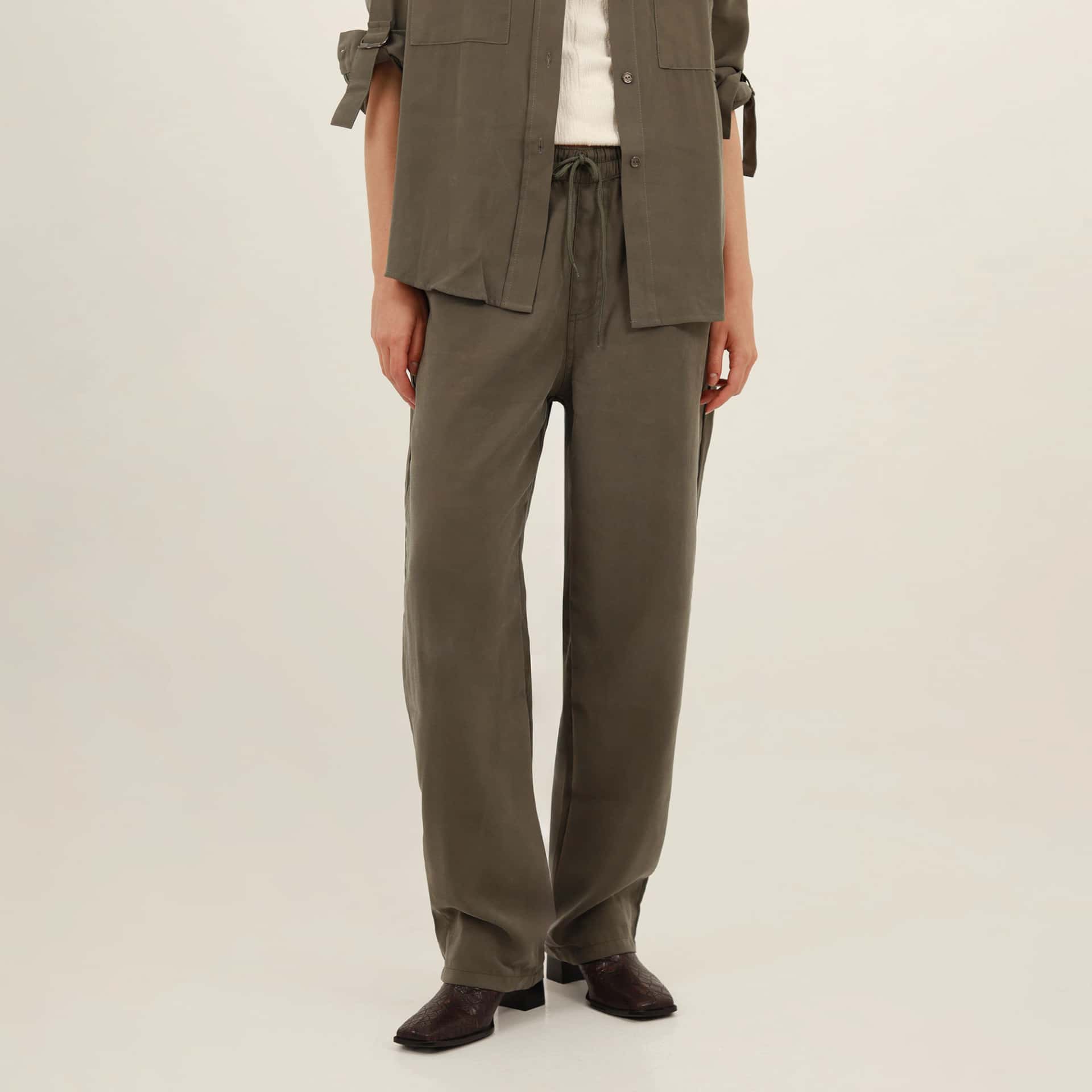 Pantalón bota recta con elastico en cintura y cordón