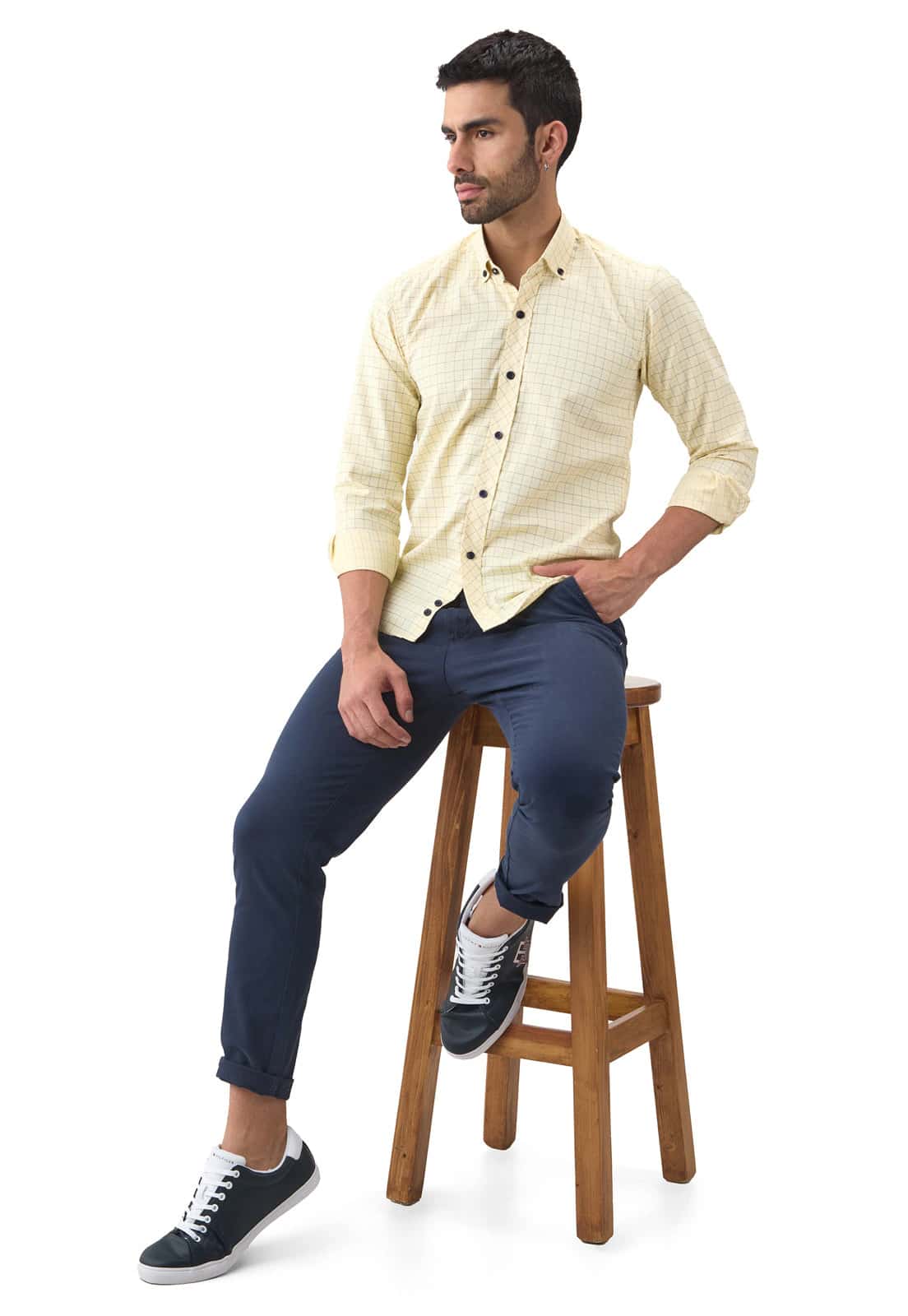 Camisa amarilla a cuadros azules con botón en contraste
