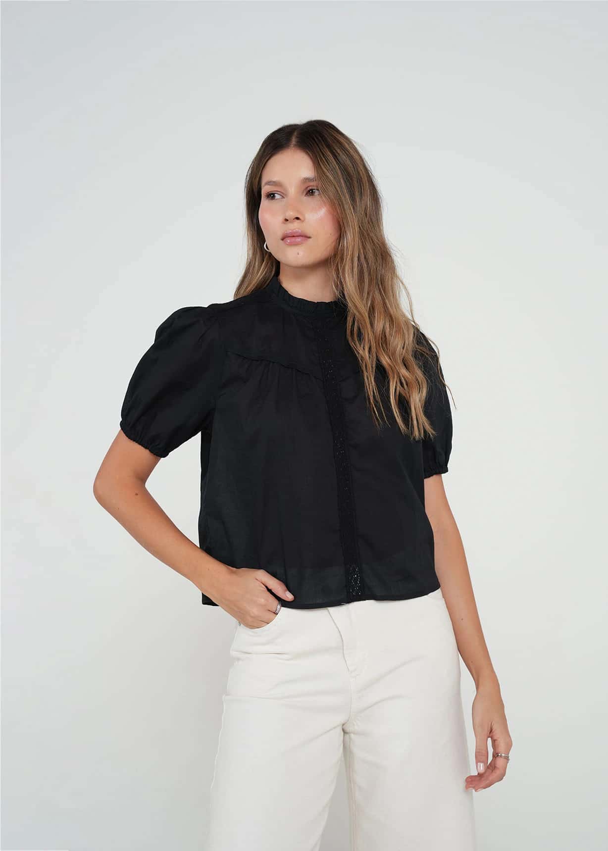 Camisa con volumen en mangas