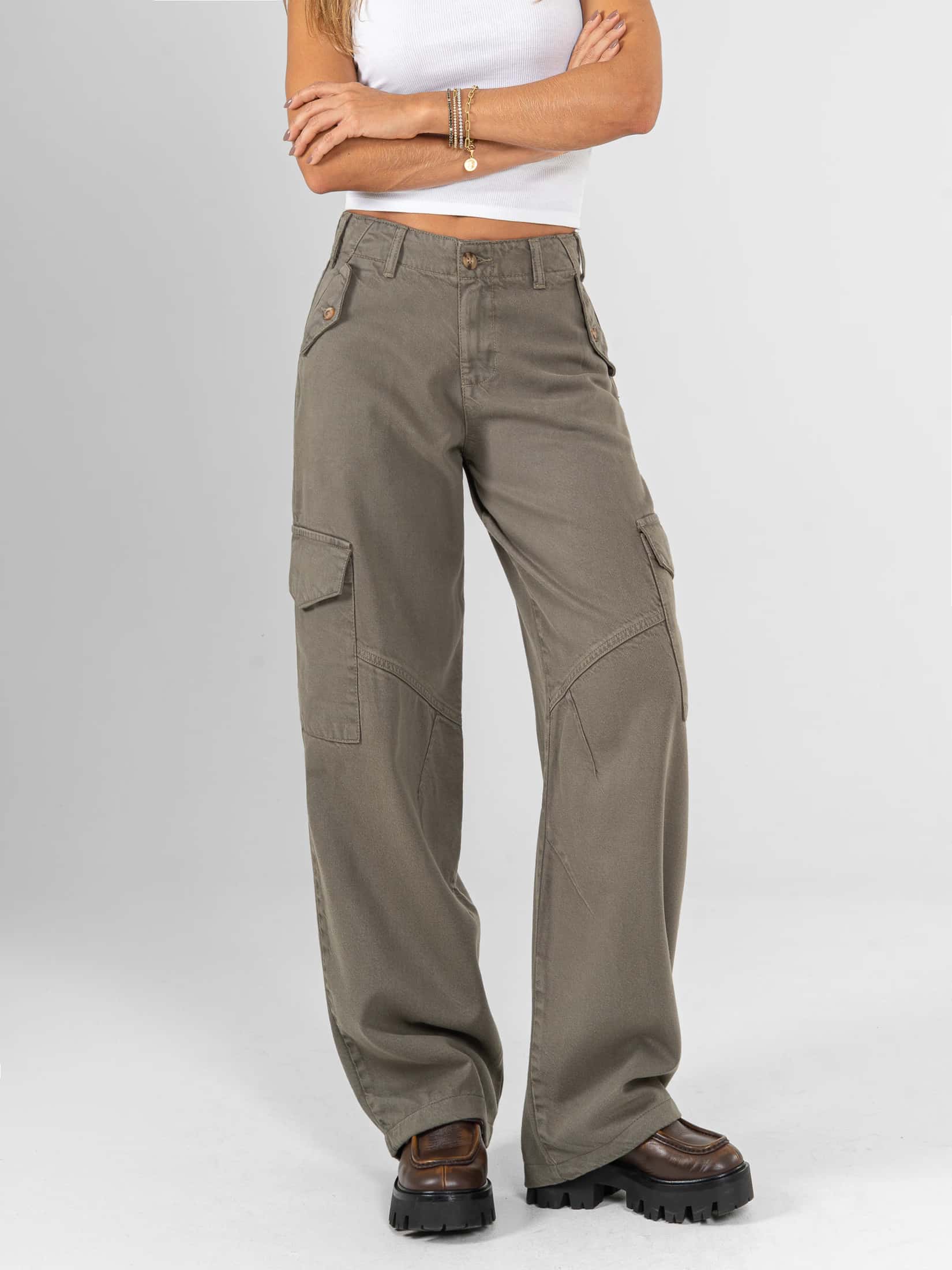 Ref: 0620471 Pantalón Cargo, rígido, tiro alto, bolsillos laterales, tono verde
