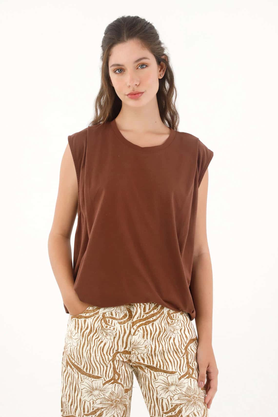 Camiseta manga sisa con prenses café para mujer