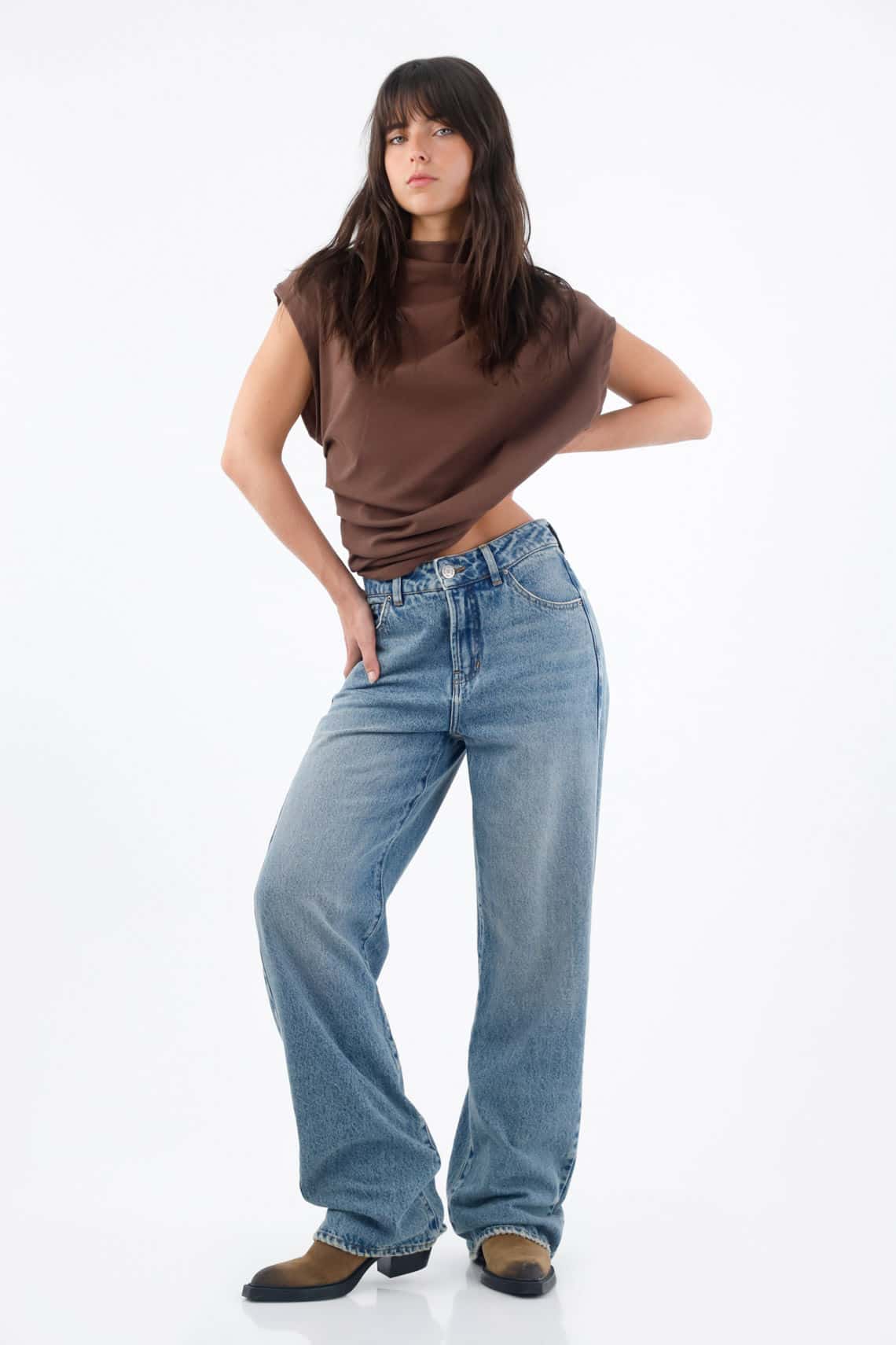 Jeans para mujer en denim de algodón azul medio fit recto con pretina doble botón
