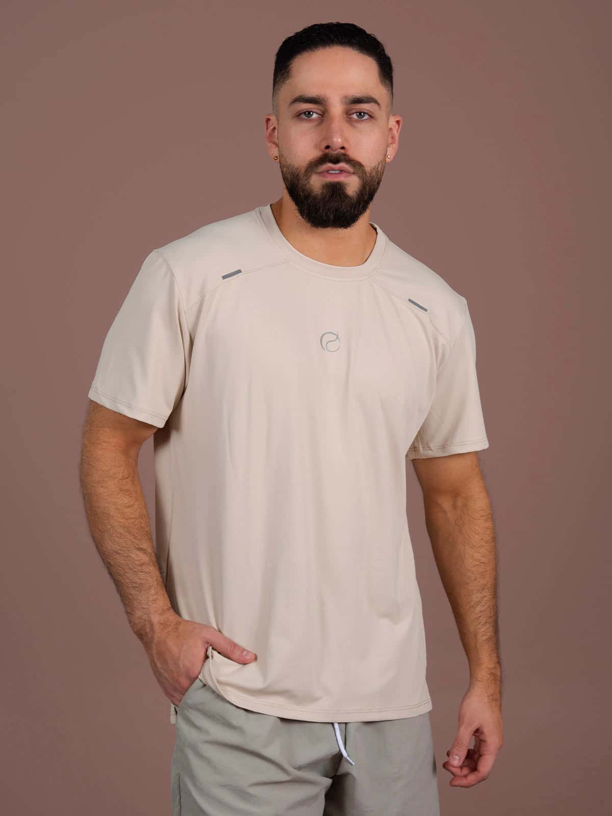 Camiseta tec hombre beige claro