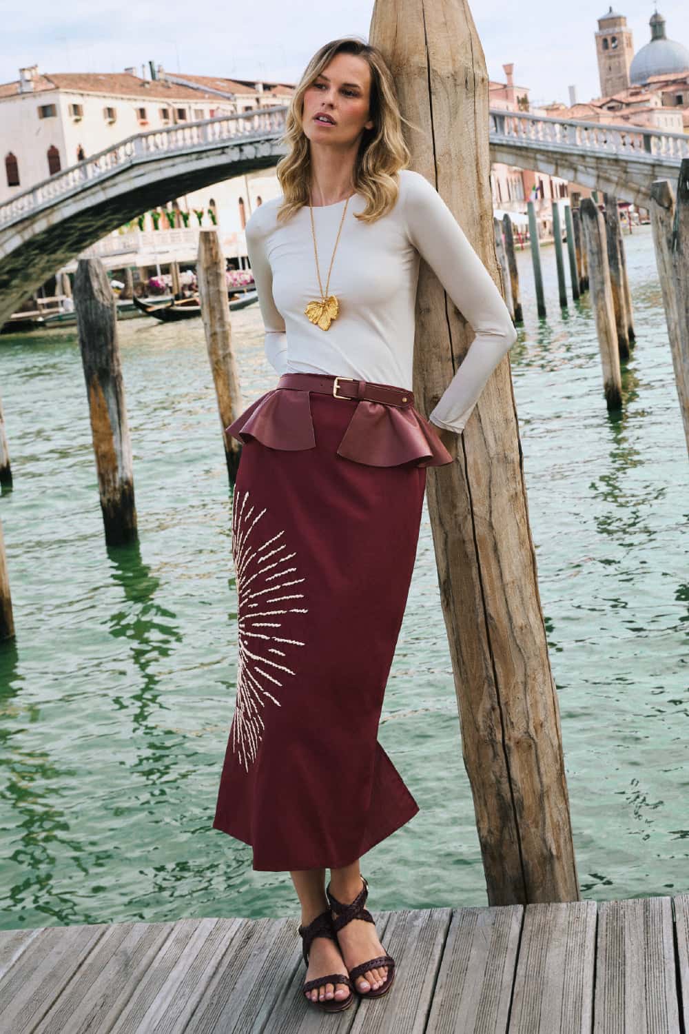Falda venecia vinotinto