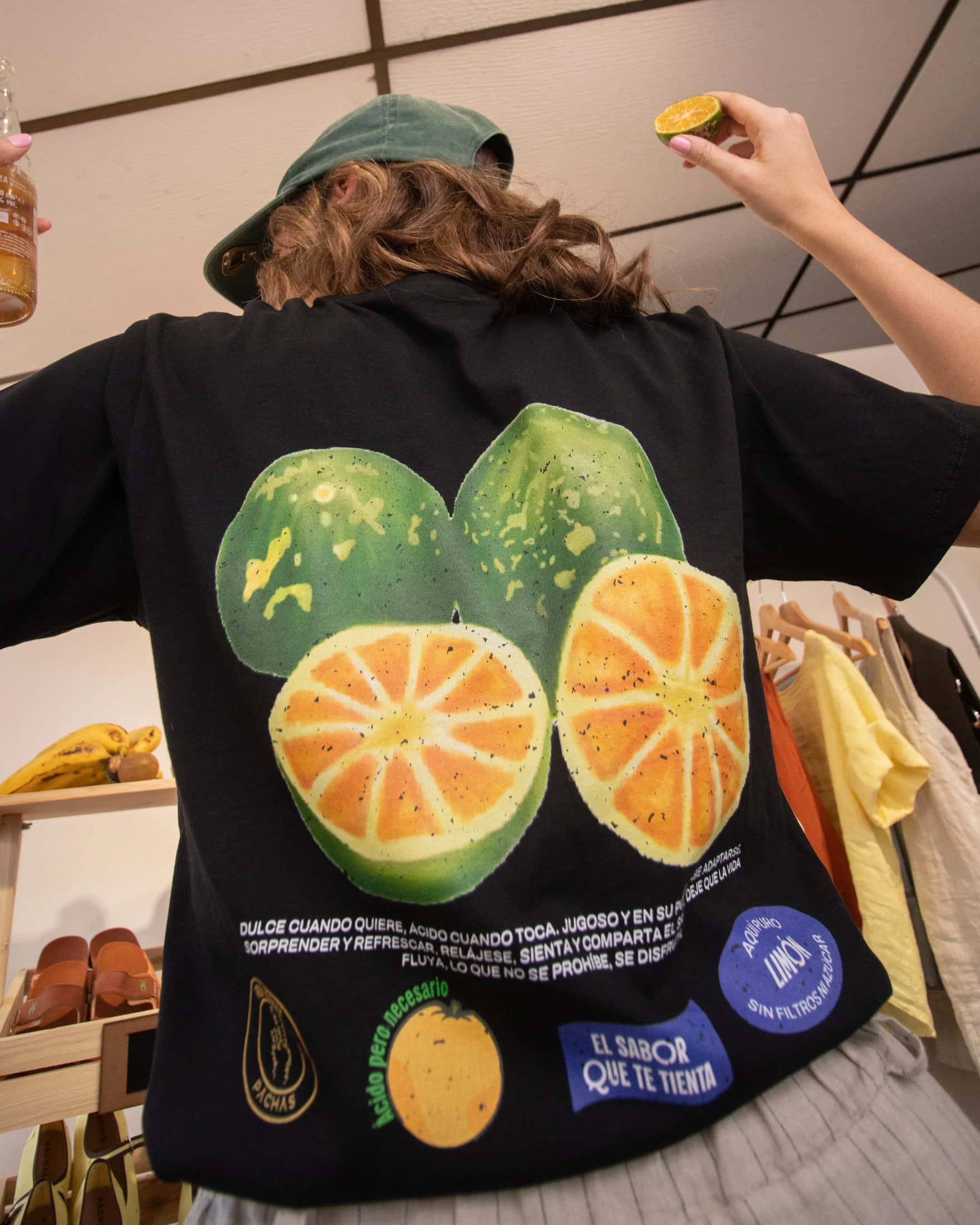 Camiseta Negra "Mercado Fresco" Limon Mandarino
