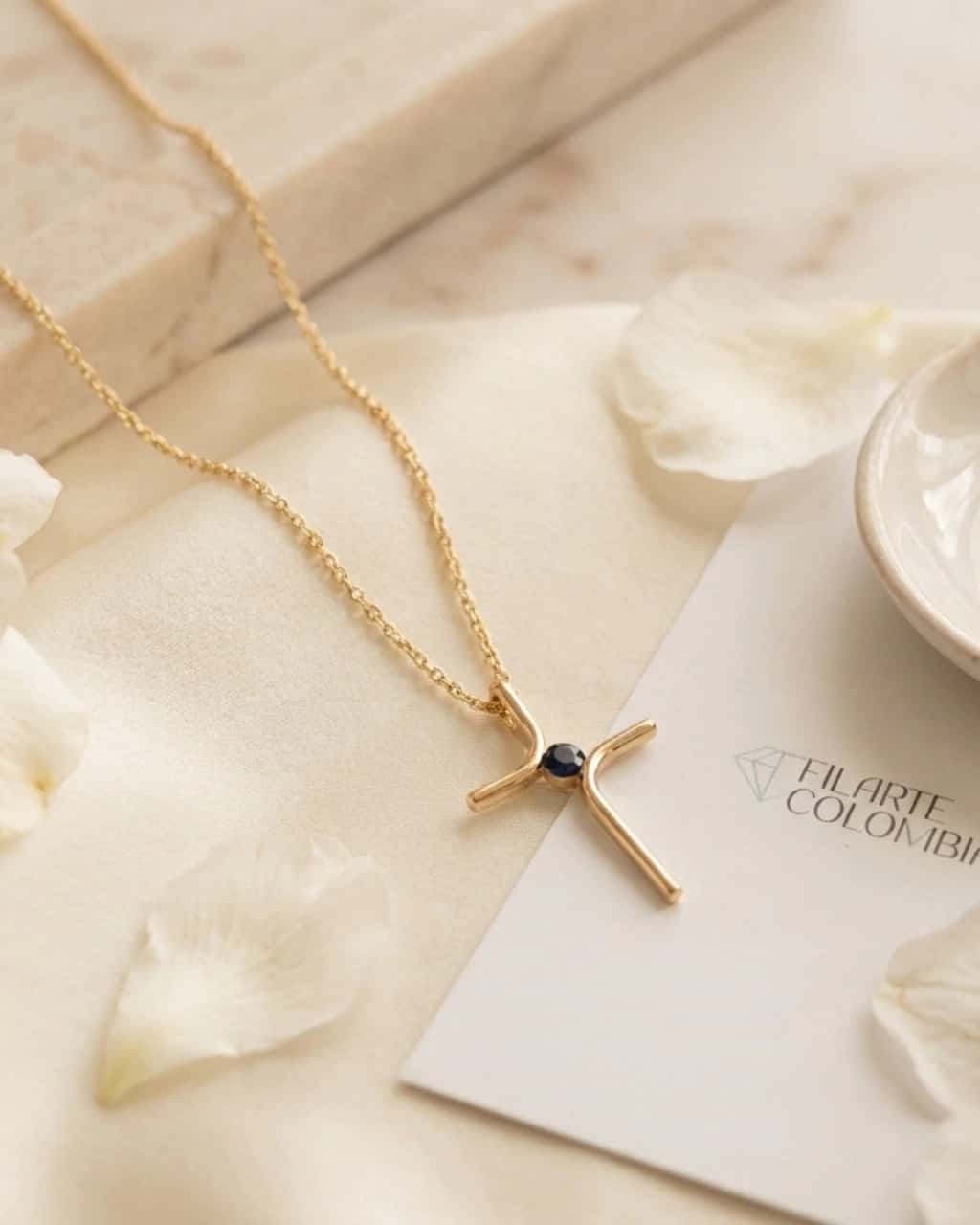 Cadena con Dije cruz y Zafiro azul Natural Oro 18k