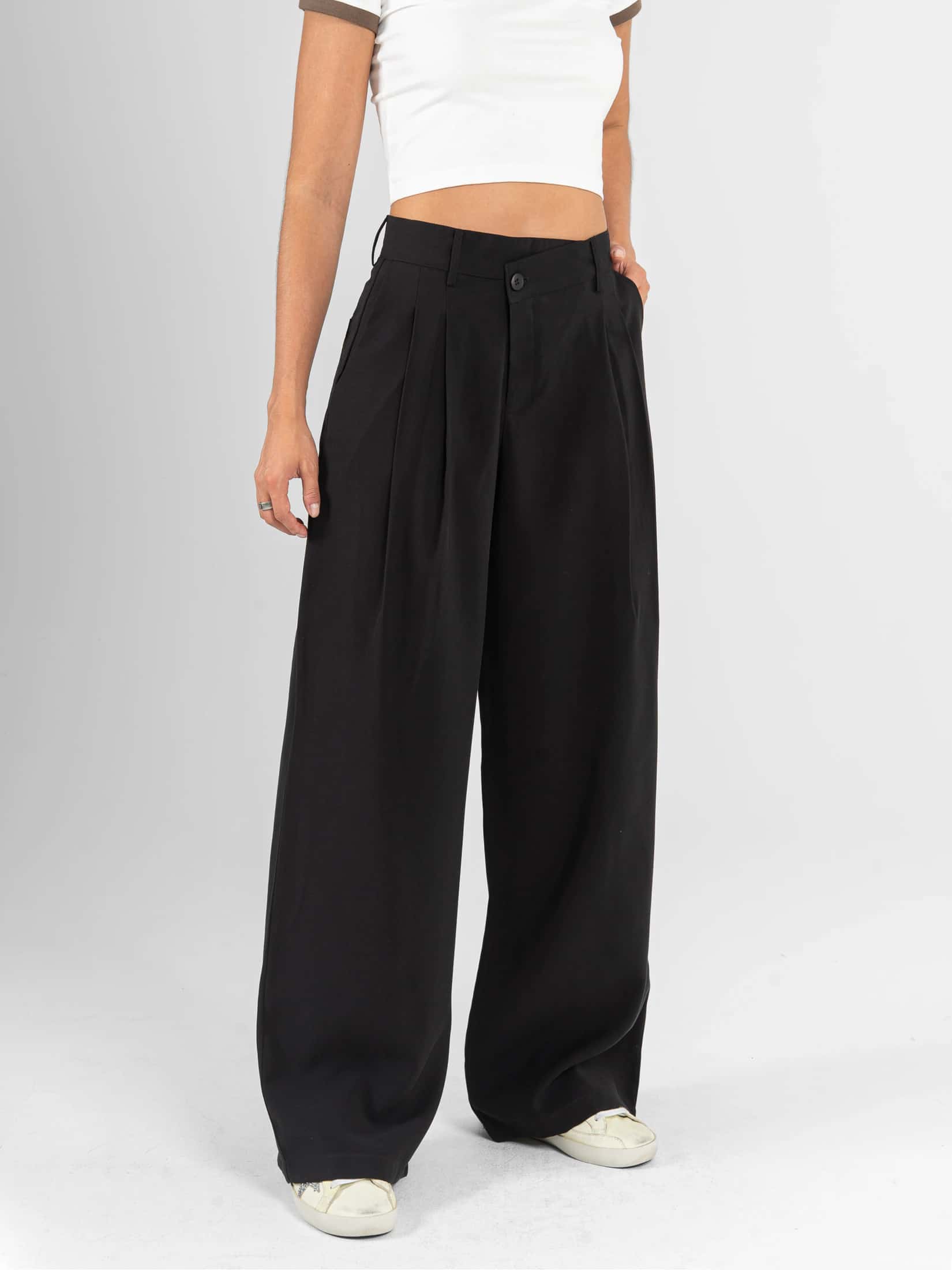 Ref: 0620579 Pantalón mom flare, tejido plano liviano, detalle en pretina, tiro alto, tono negro - miniatura 3