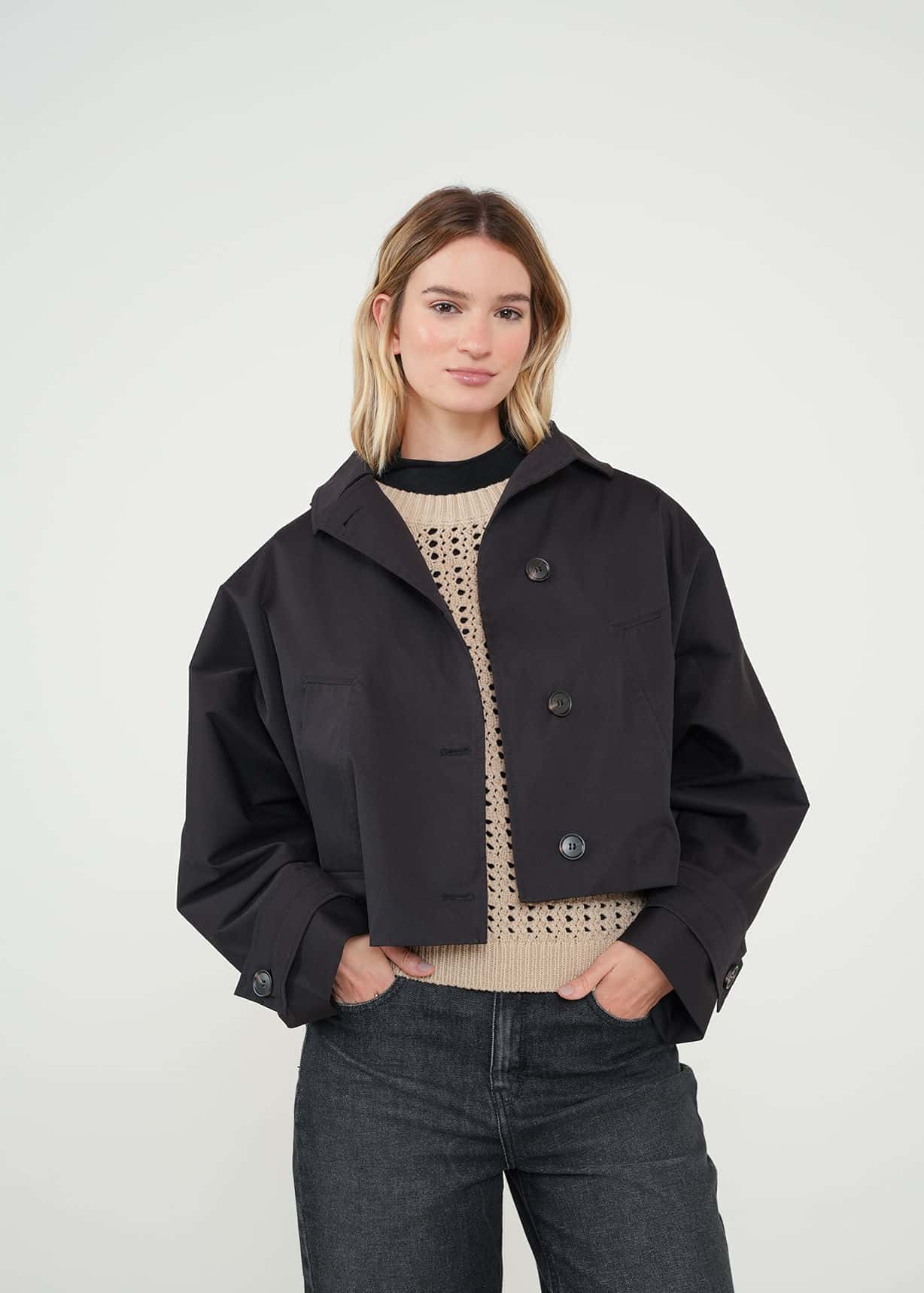 Chaqueta corta con capucha