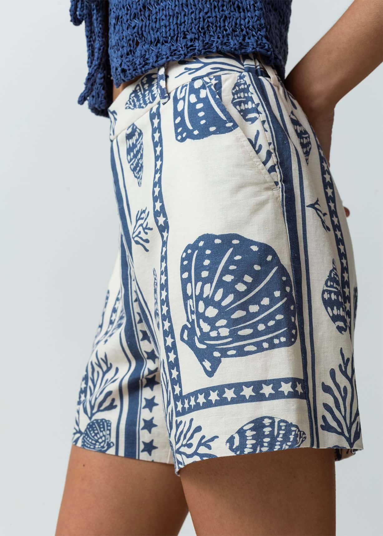 Short tipo lino con estampados marinos
