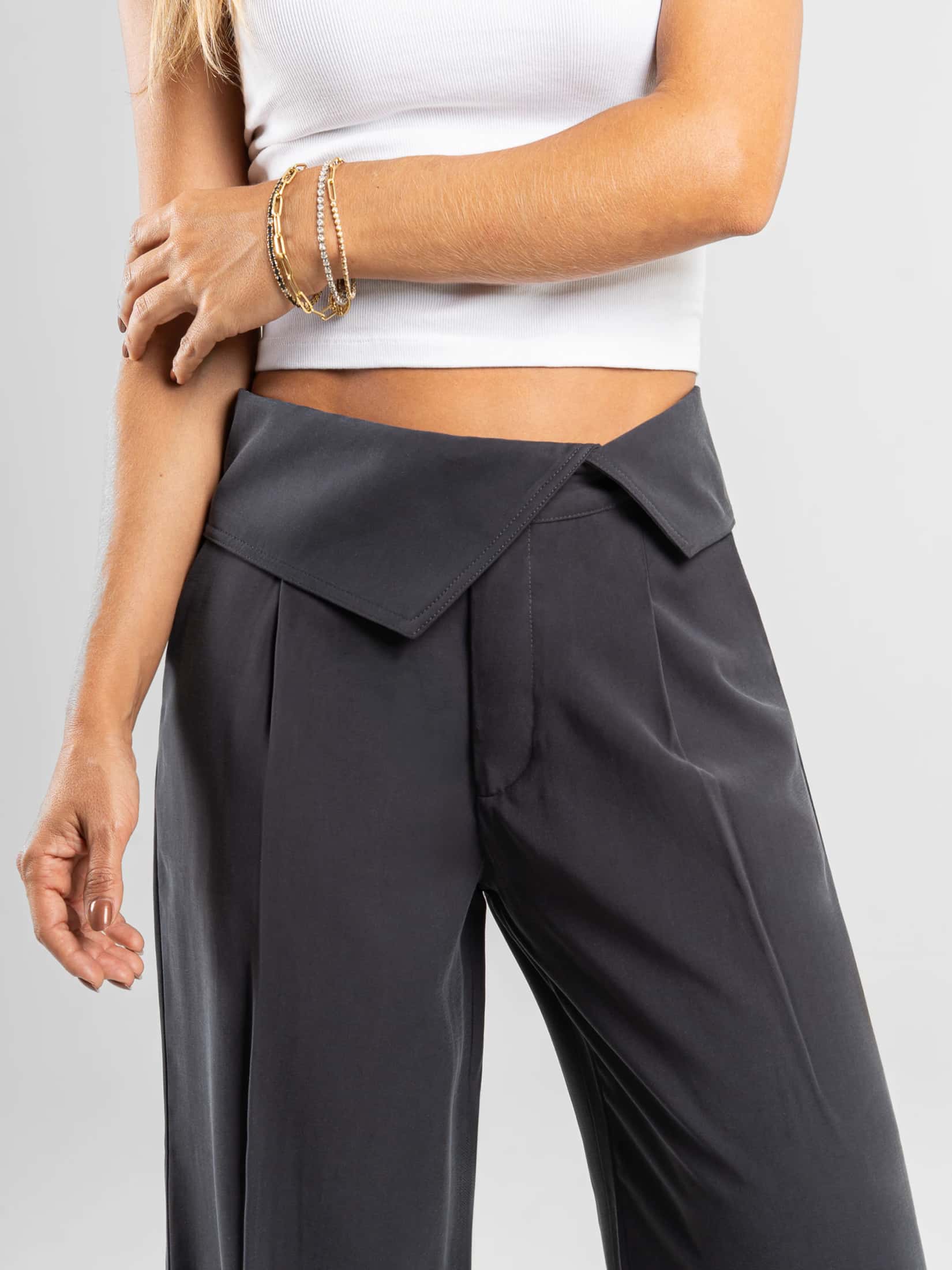 Ref: 0620470 Pantalón mom flare, detalle en pretina, tejido plano liviano, tiro alto, tono gris oscuro. - miniatura 2