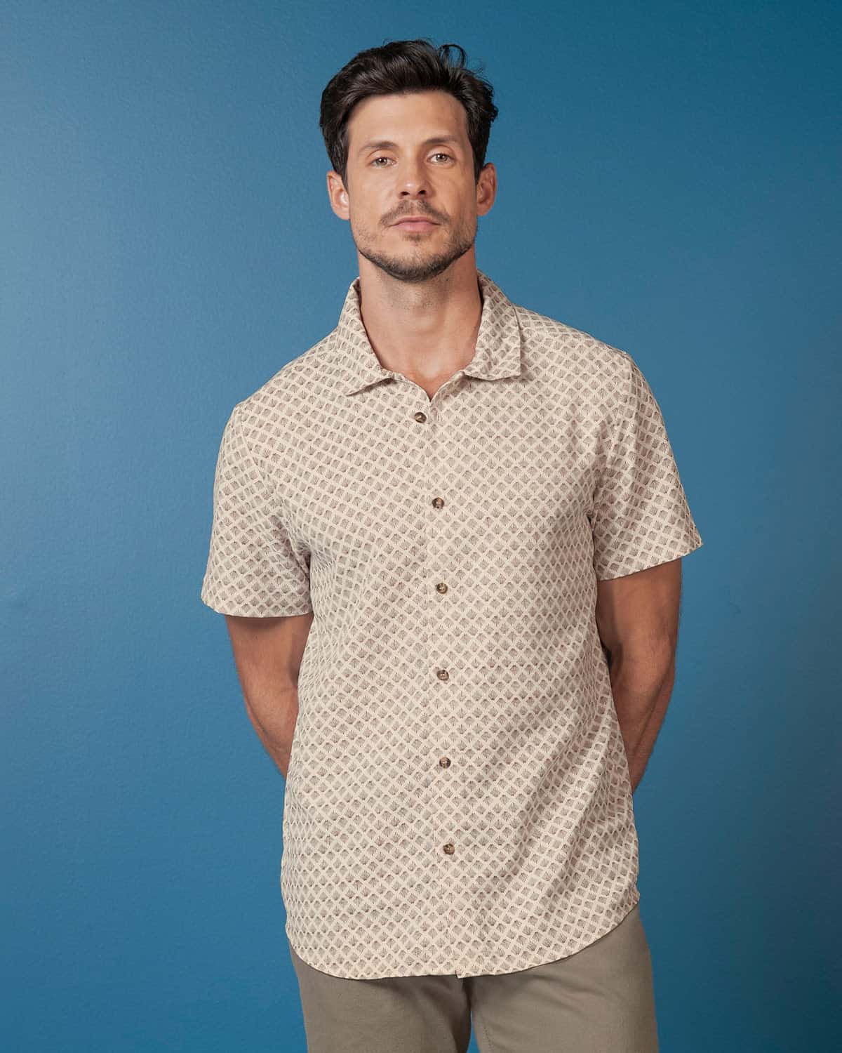 Camisa estampada manga corta con botones funcionales